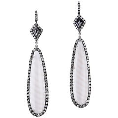 Boucles d'oreilles en goutte en calcédoine de Madagascar rayée et pavé de diamants noirs naturels