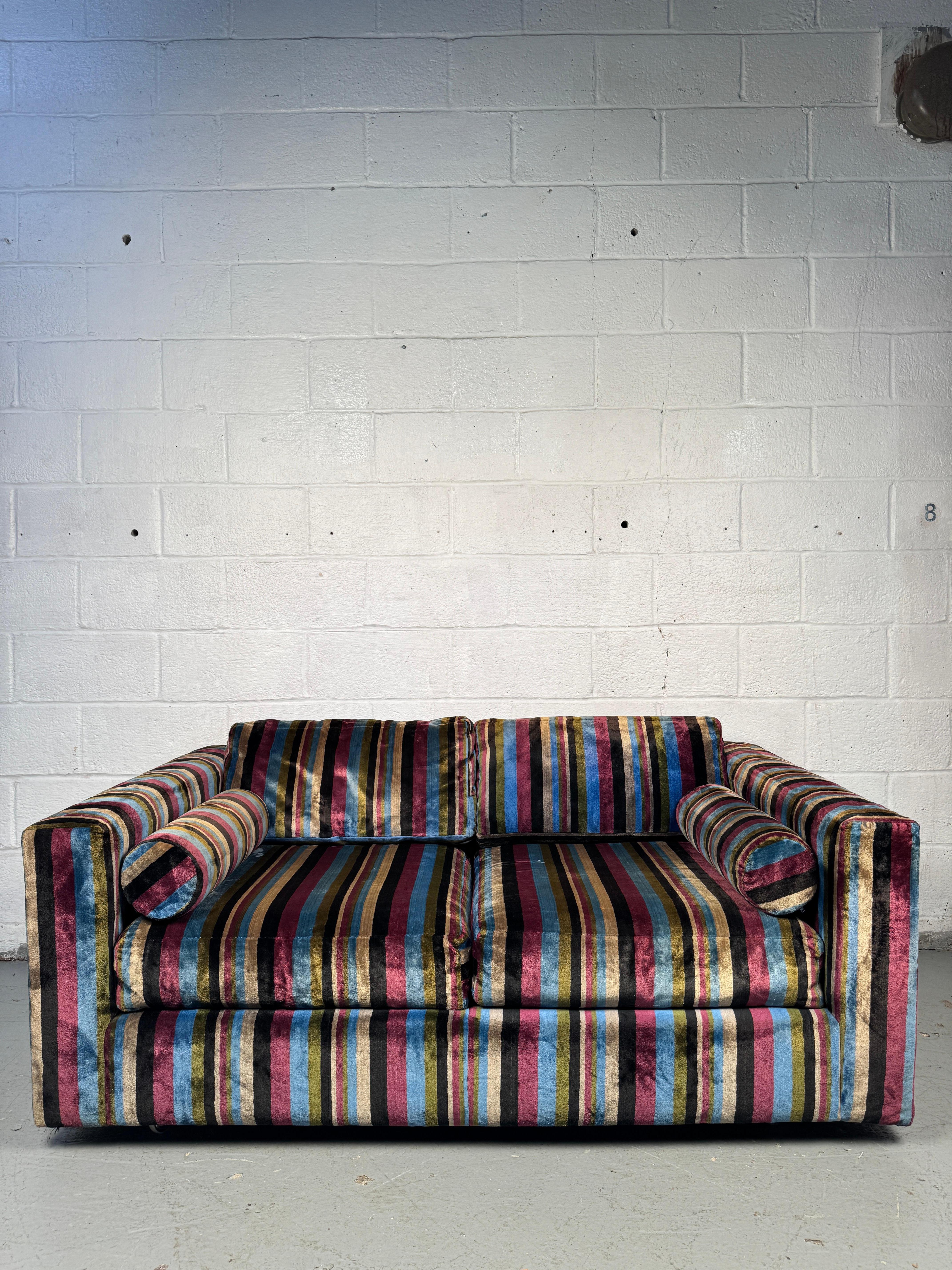 Encantador loveseat MCM de Shawnee Penn MFG CO INC. Tapizada en tela de rayas, de líneas limpias y forma compacta. Incluye cojines cilíndricos a juego que aumentan el confort y el estilo. Un ejemplo juguetón y sofisticado de asientos modernos
