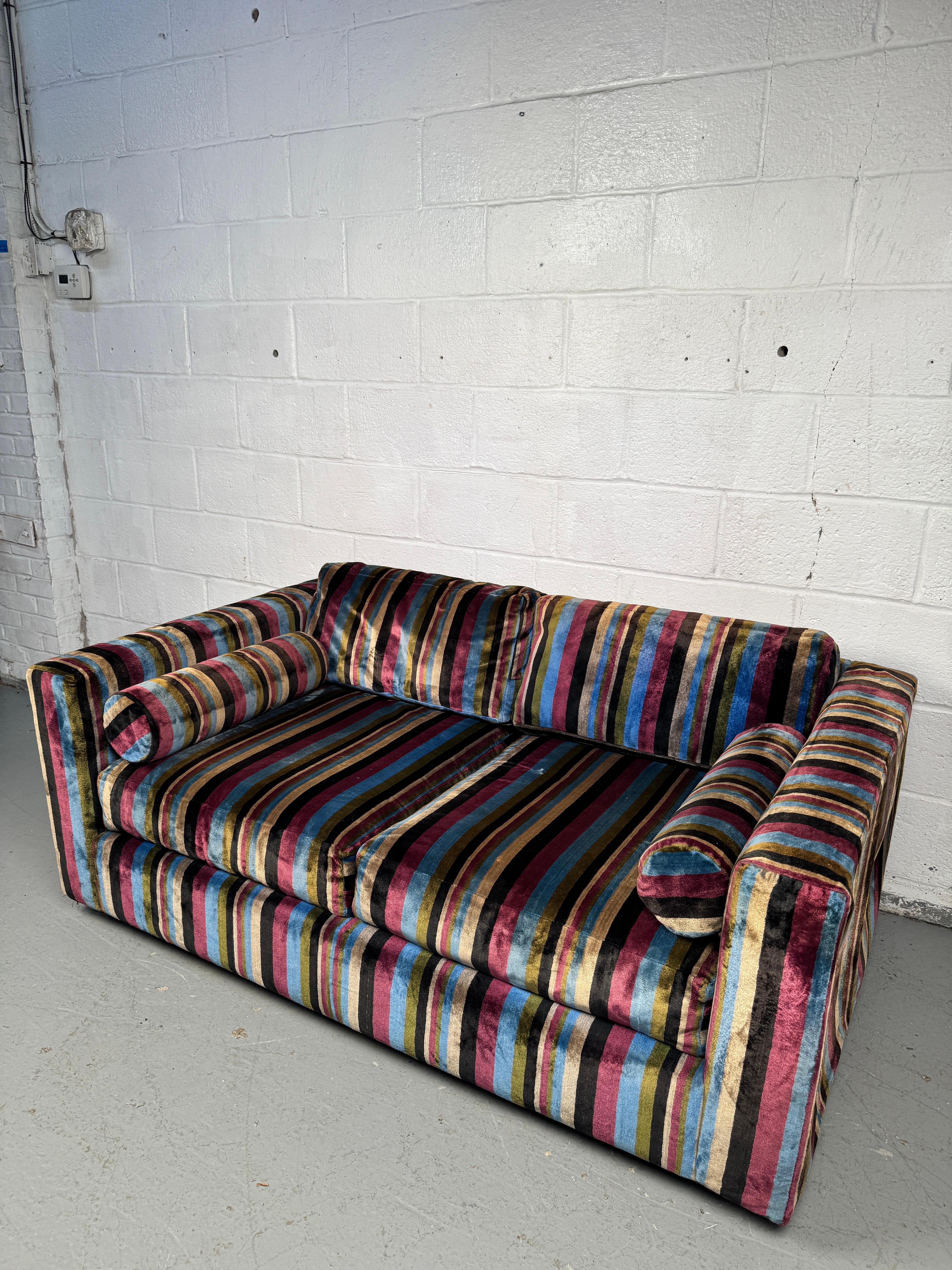 Loveseat a rayas de mediados de siglo By Shawnee Penn MFG CO Moderno de mediados de siglo en venta