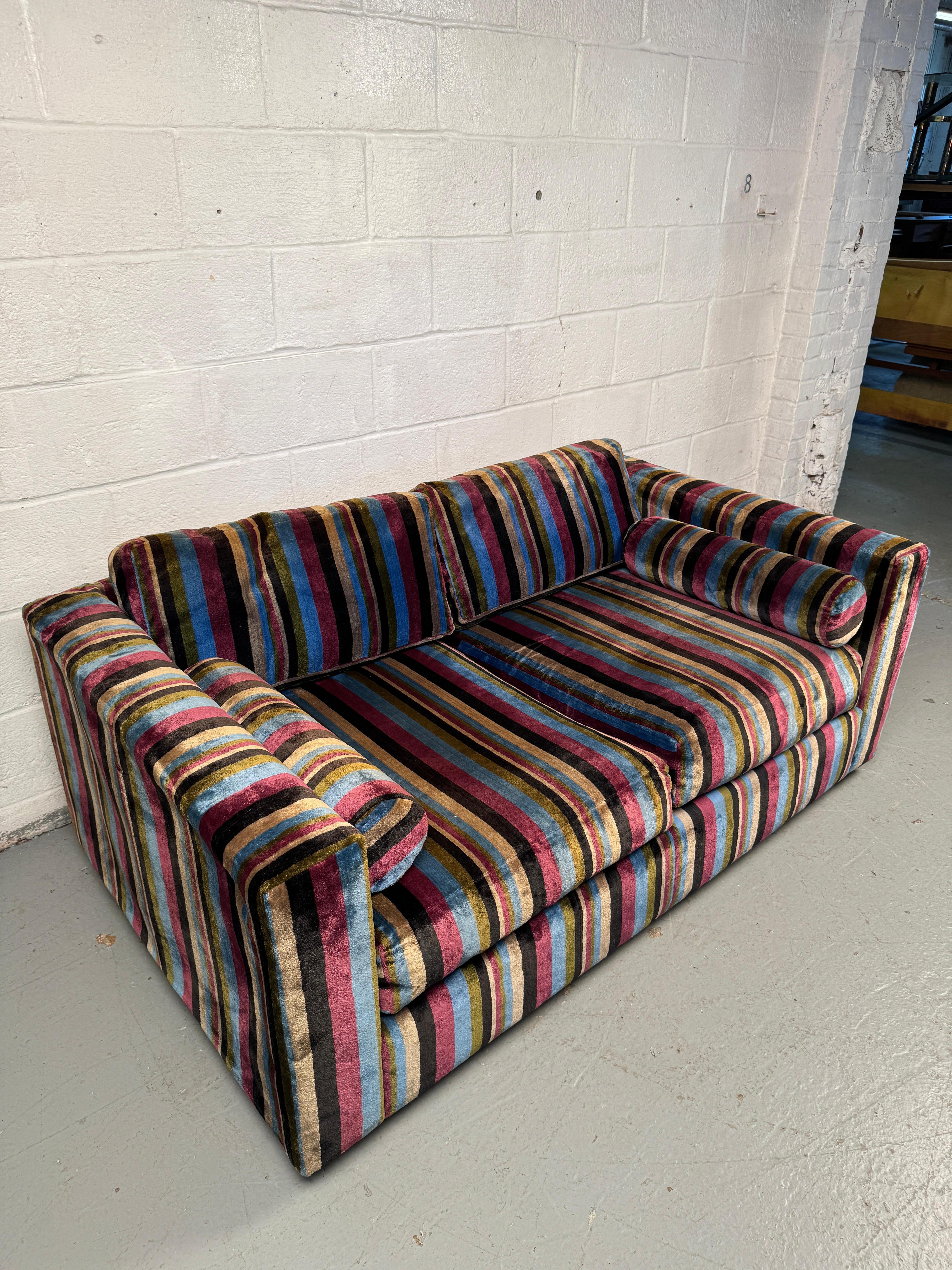 Loveseat a rayas de mediados de siglo By Shawnee Penn MFG CO Estadounidense en venta