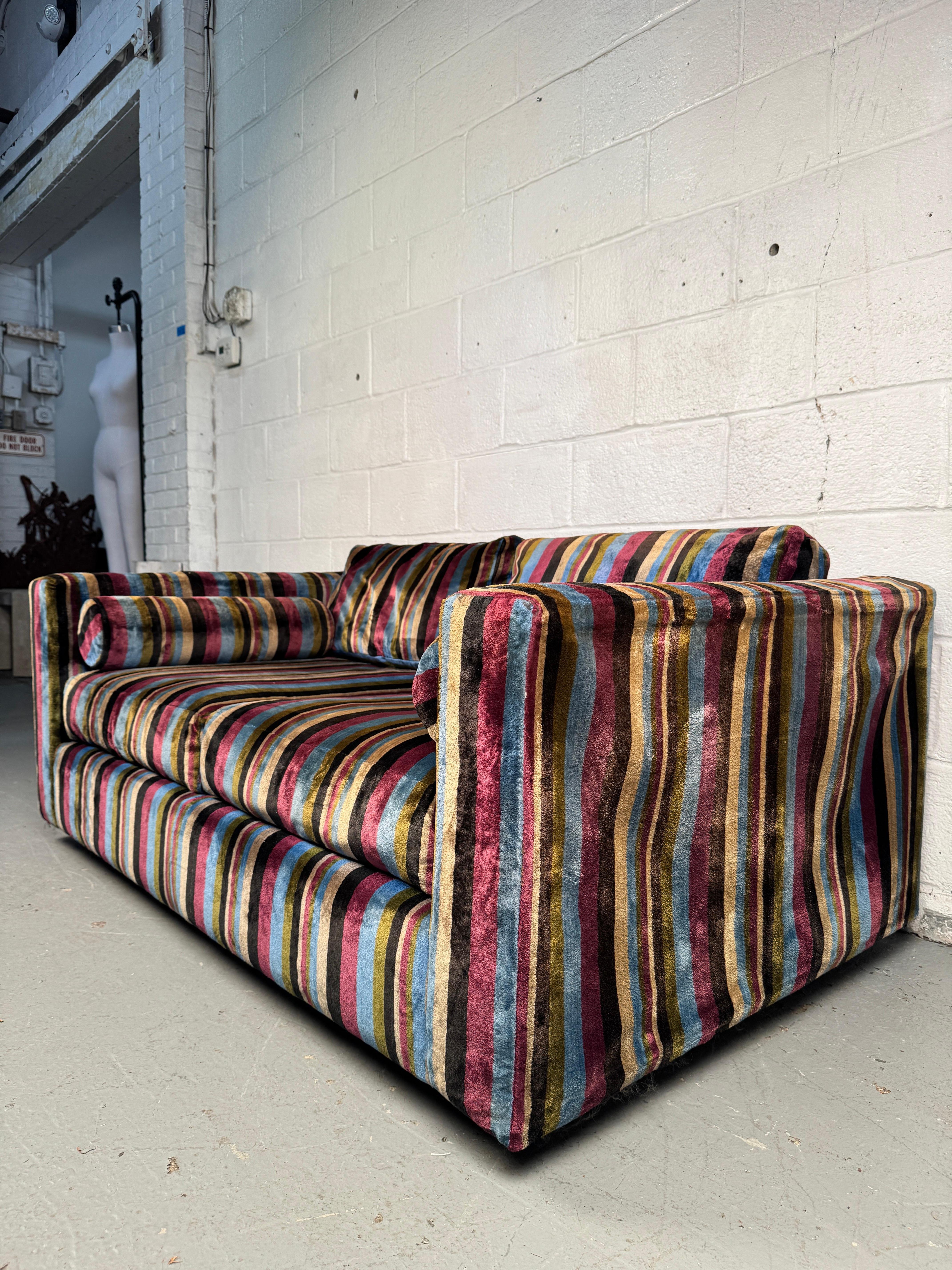 Loveseat a rayas de mediados de siglo By Shawnee Penn MFG CO en Bueno estado para la venta en Brooklyn, NY