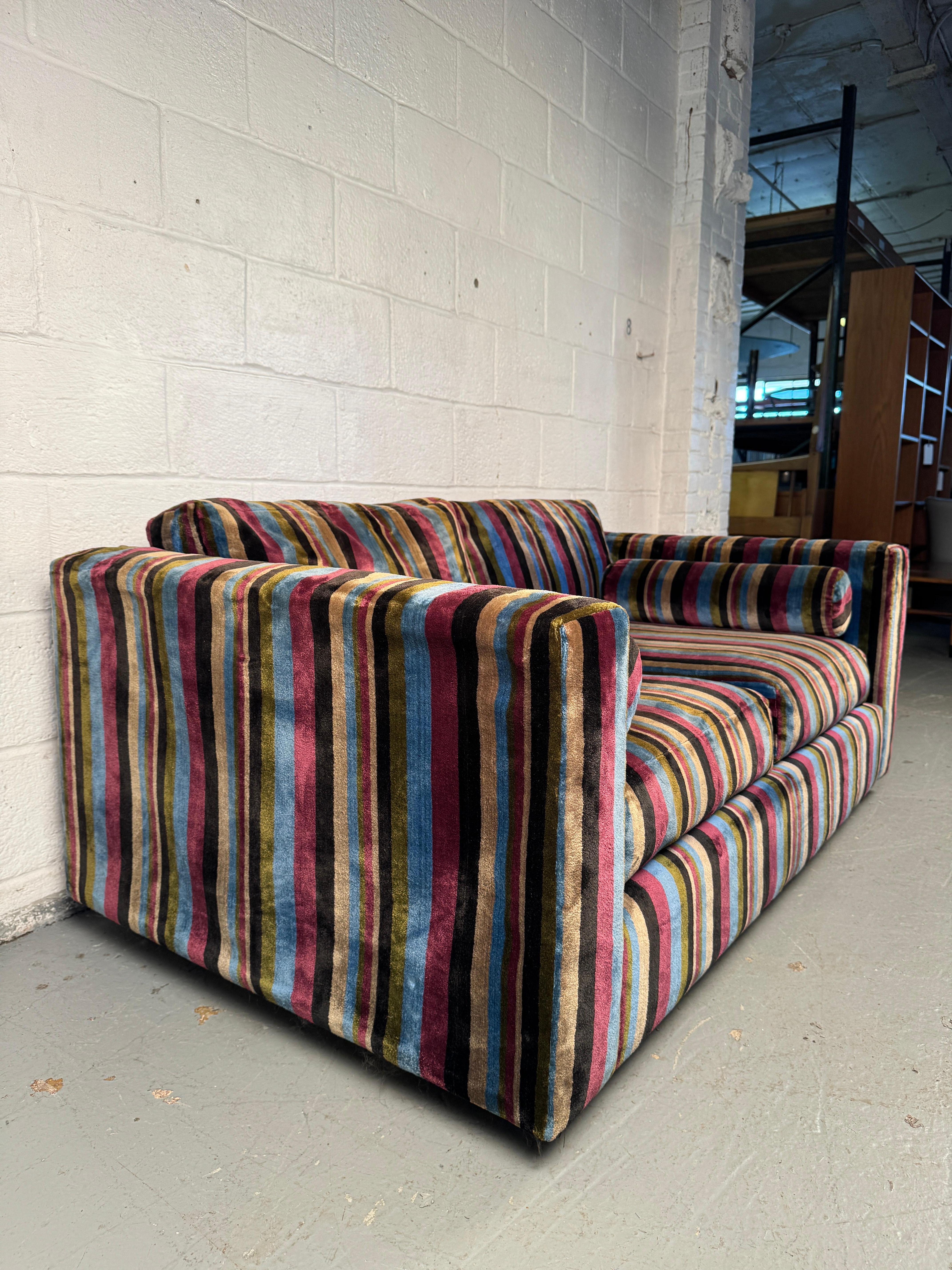 Loveseat a rayas de mediados de siglo By Shawnee Penn MFG CO siglo XX en venta