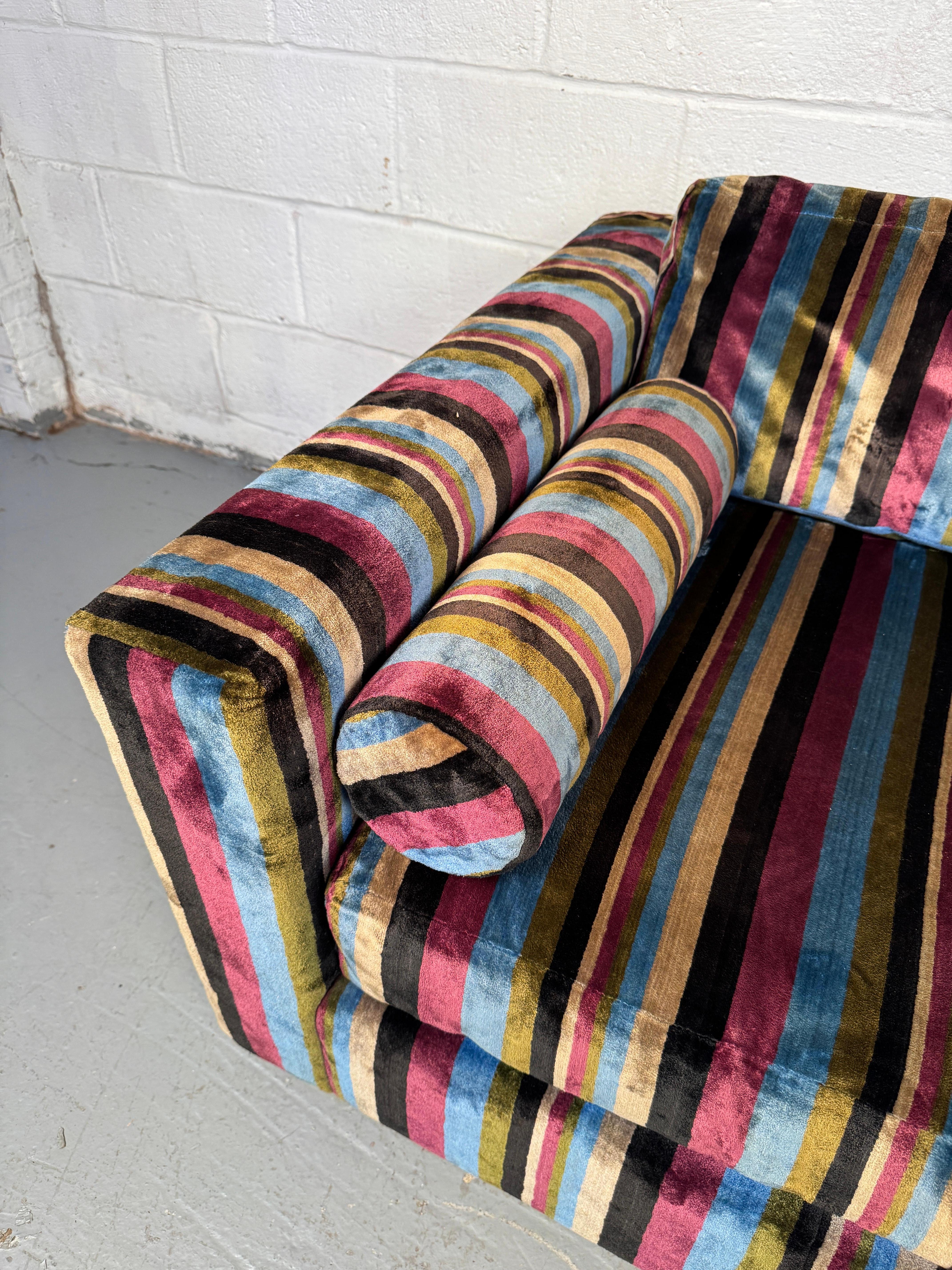 Loveseat a rayas de mediados de siglo By Shawnee Penn MFG CO Tela en venta
