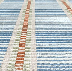 Moderner, gestreifter Teppich mit Blau und Akzenten „Harbor Grid“ von Doris Leslie Blau