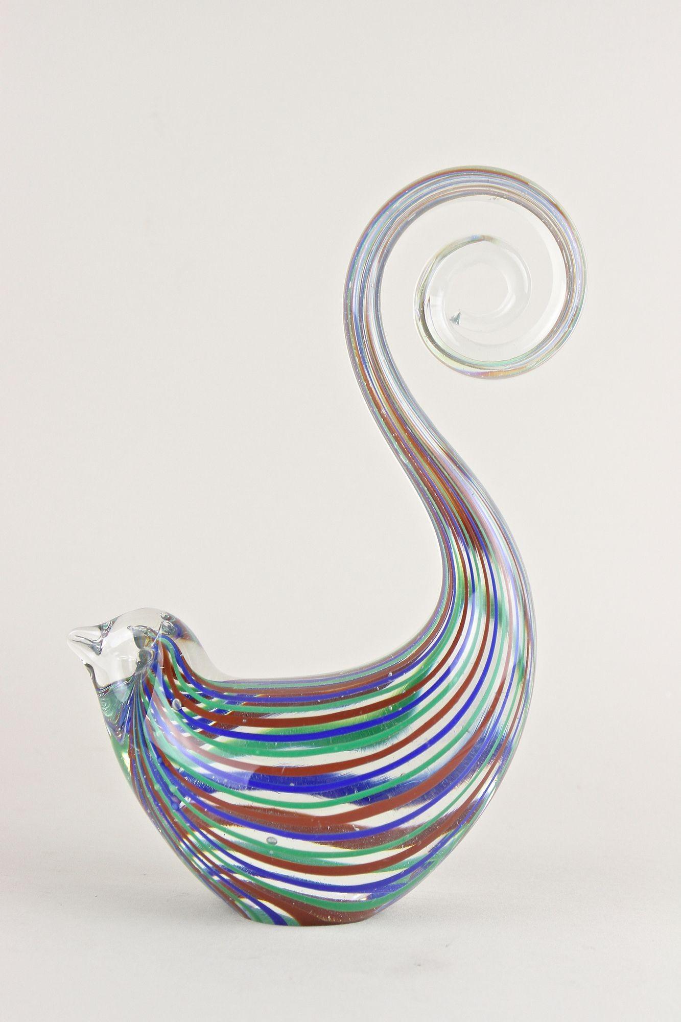 Lovely Murano glass bird sculpture from the 1970s in Italy, attributed to Fratelli Toso. Handcrafted by the highly skilled Italian glass artists on the little island of Murano nearby Venice, this mesmerizing clear glass bird is additionally adorned
