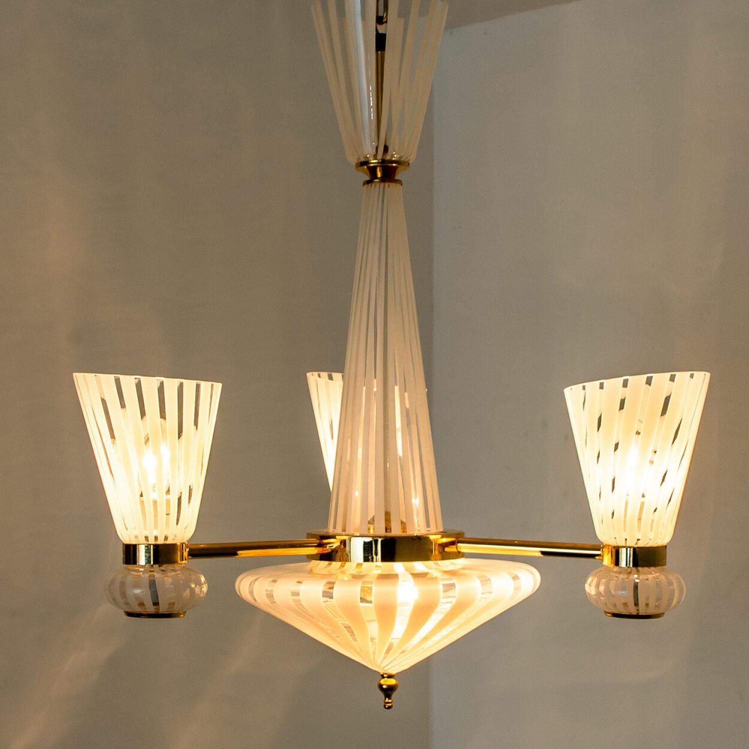 Lampe à suspension en verre de Murano blanc transparent et rayé, années 1970 en vente 4