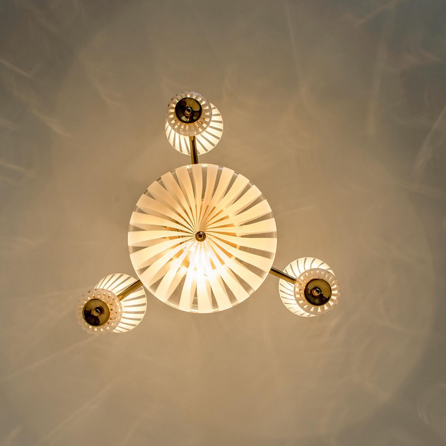 20ième siècle Lampe à suspension en verre de Murano blanc transparent et rayé, années 1970 en vente