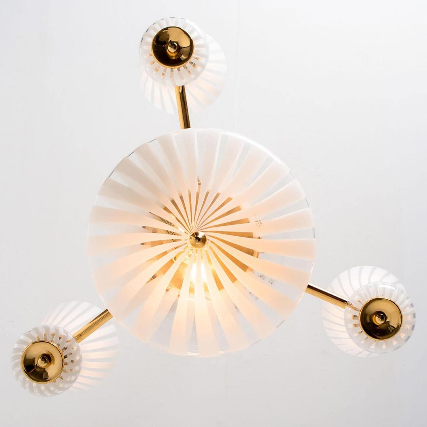 Gestreifte Murano Pendelleuchte aus weißem Klarglas, 1970er Jahre (Messing) im Angebot