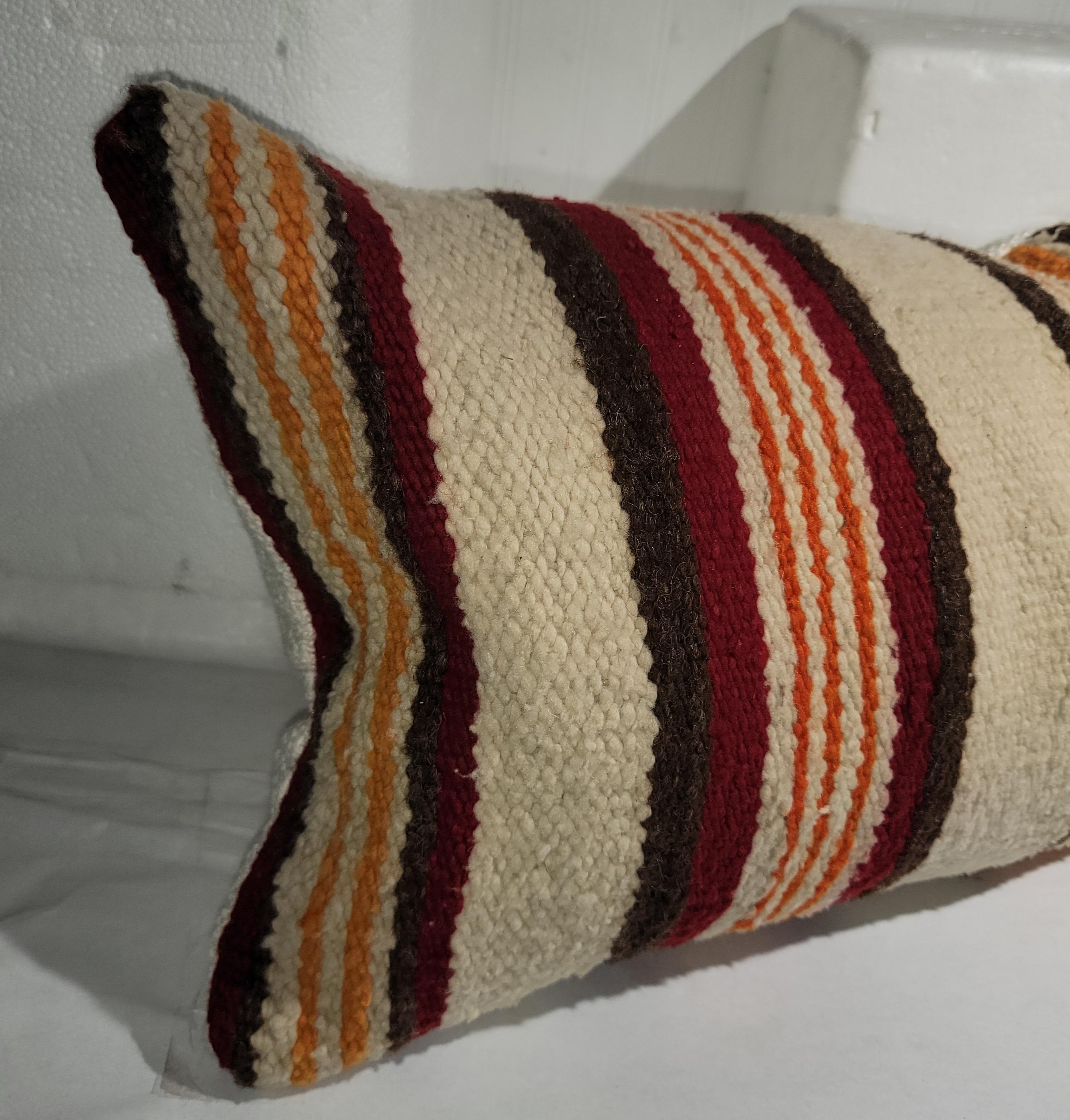 Cuscino bolster Navajo a righe in lana del 1940. Ottimi colori sullo sfondo beige. Il supporto in lino bianco con un inserto in piuma e piumino personalizzato. Ottimo cuscino.