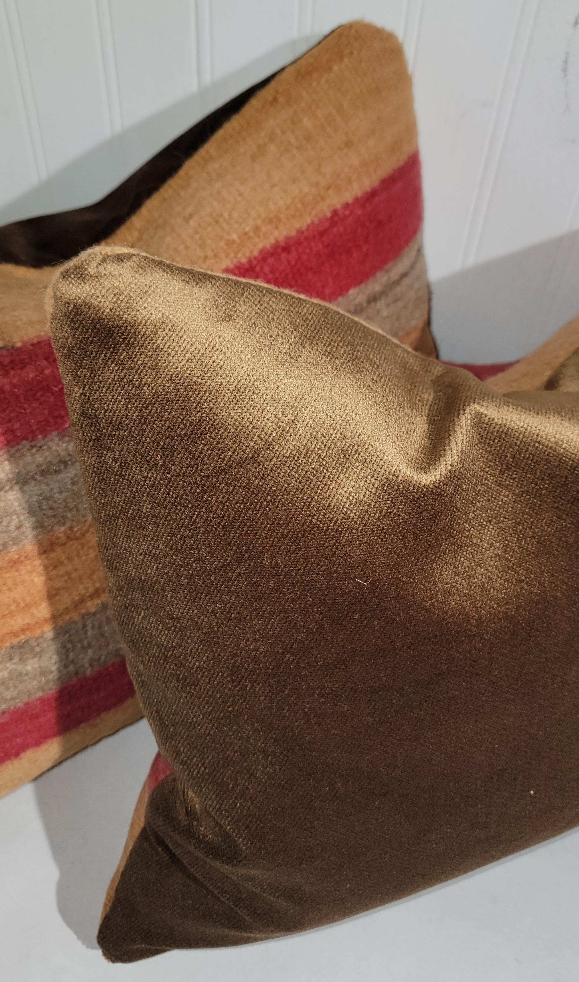 Coppia di cuscini con tessitura indiana Navajo. Il retro è in mohair e l'imbottitura in piuma e piumino.