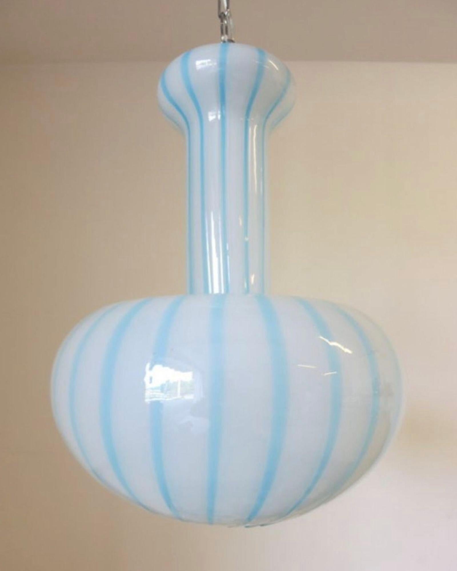 Pendentif vintage italien en verre de Murano blanc givré et rayures bleues / Design by Salviati circa 1960's / Made in Italy
3 lumières / Mesures : Hauteur : 23 pouces plus la chaîne et le baldaquin / Diamètre : 15 pouces.
