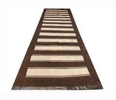 Tapis traditionnel Kilim rayé en laine marron et crème tissé à la main
