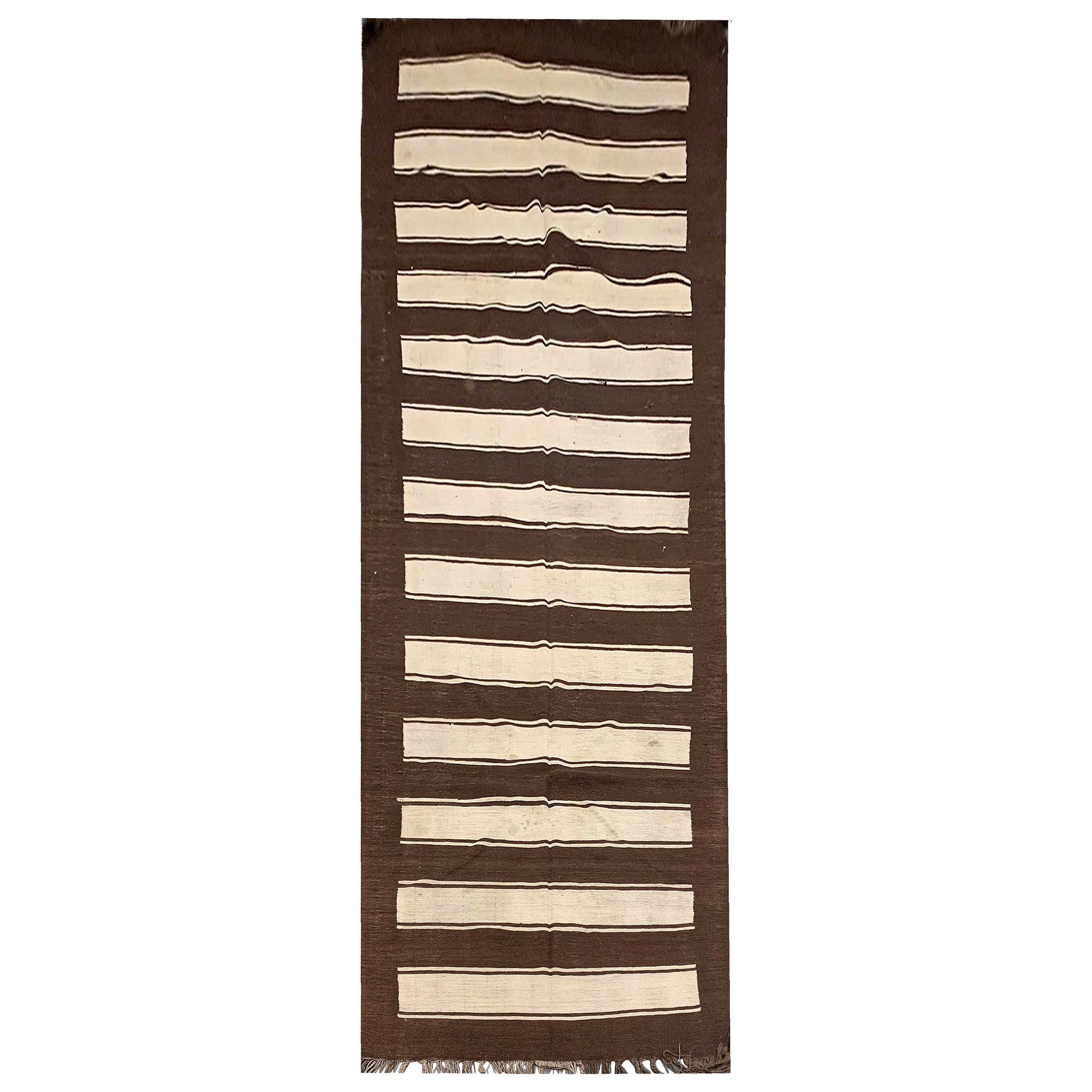 Tapis traditionnel Kilim rayé en laine marron et crème tissé à la main