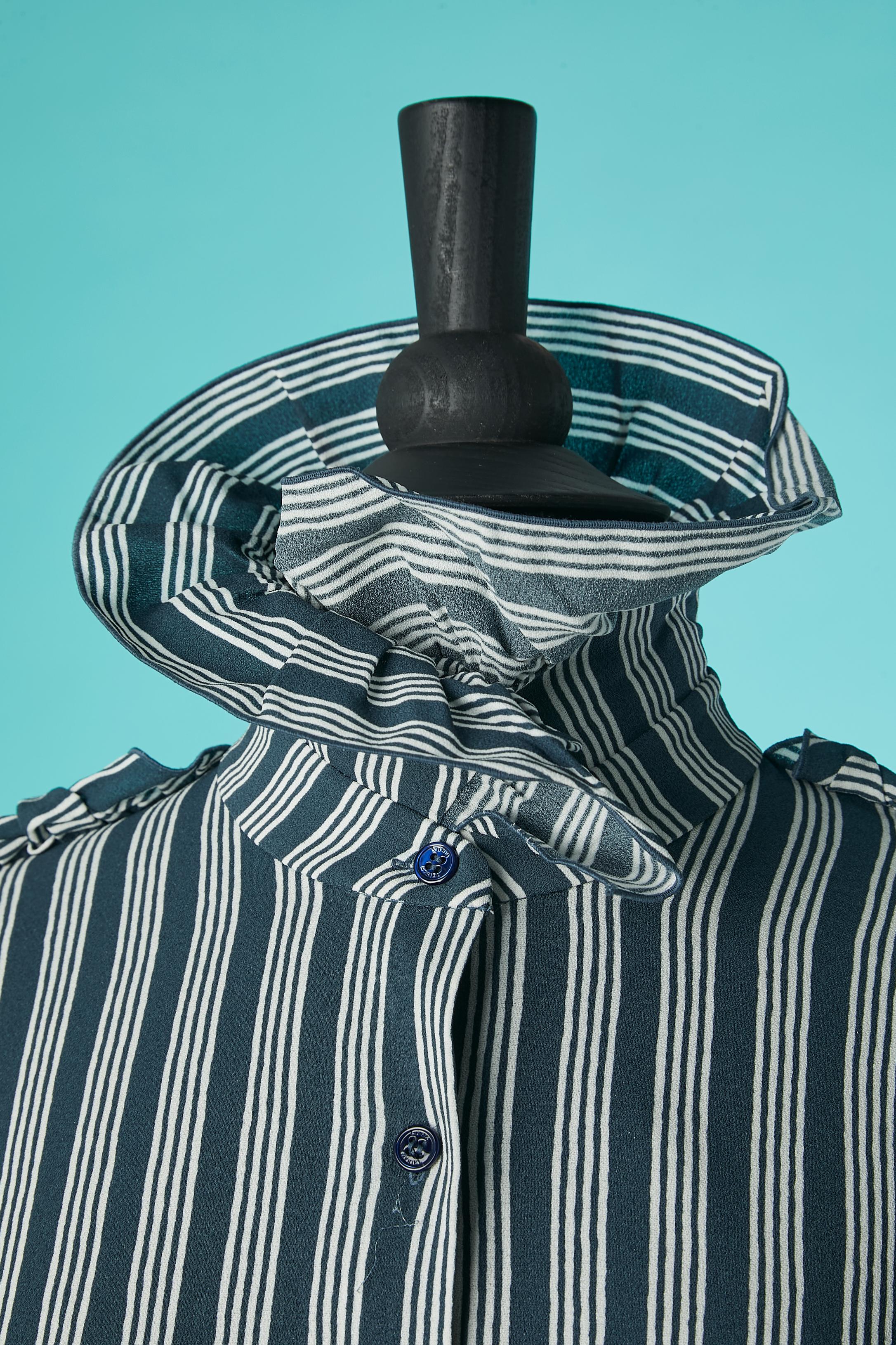 Striped shirt with ruffles on the collar and on the sleeves . Fabric composition: 98% rayon, 2% stretch. (feel like crêpe) 
Branded button and buttonhole in the middle front and cuffs
SIZE M 
