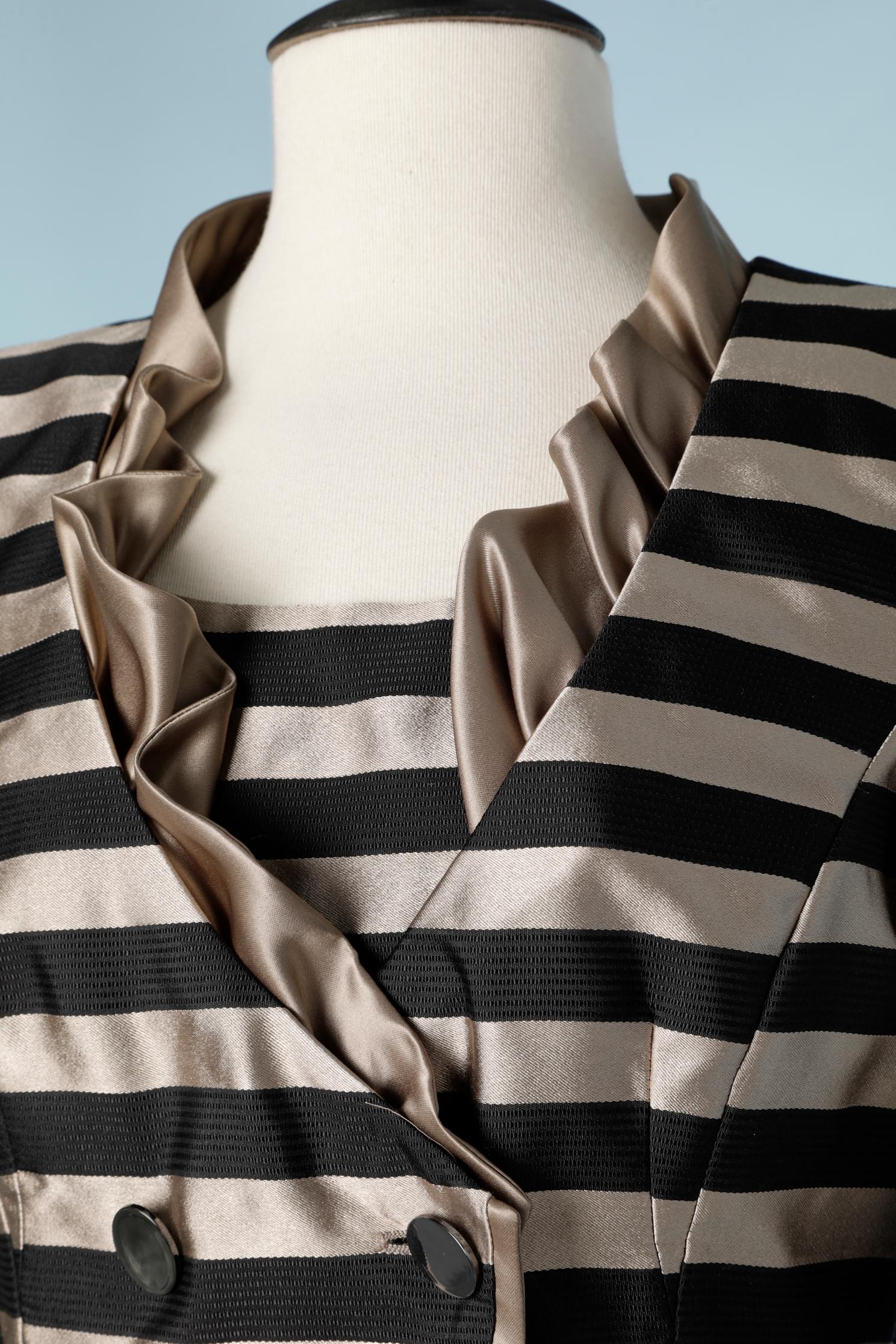 Striped silk ensemble. Double breasted jacket with ruffle collar and sleeveless dress. 
SIZE M