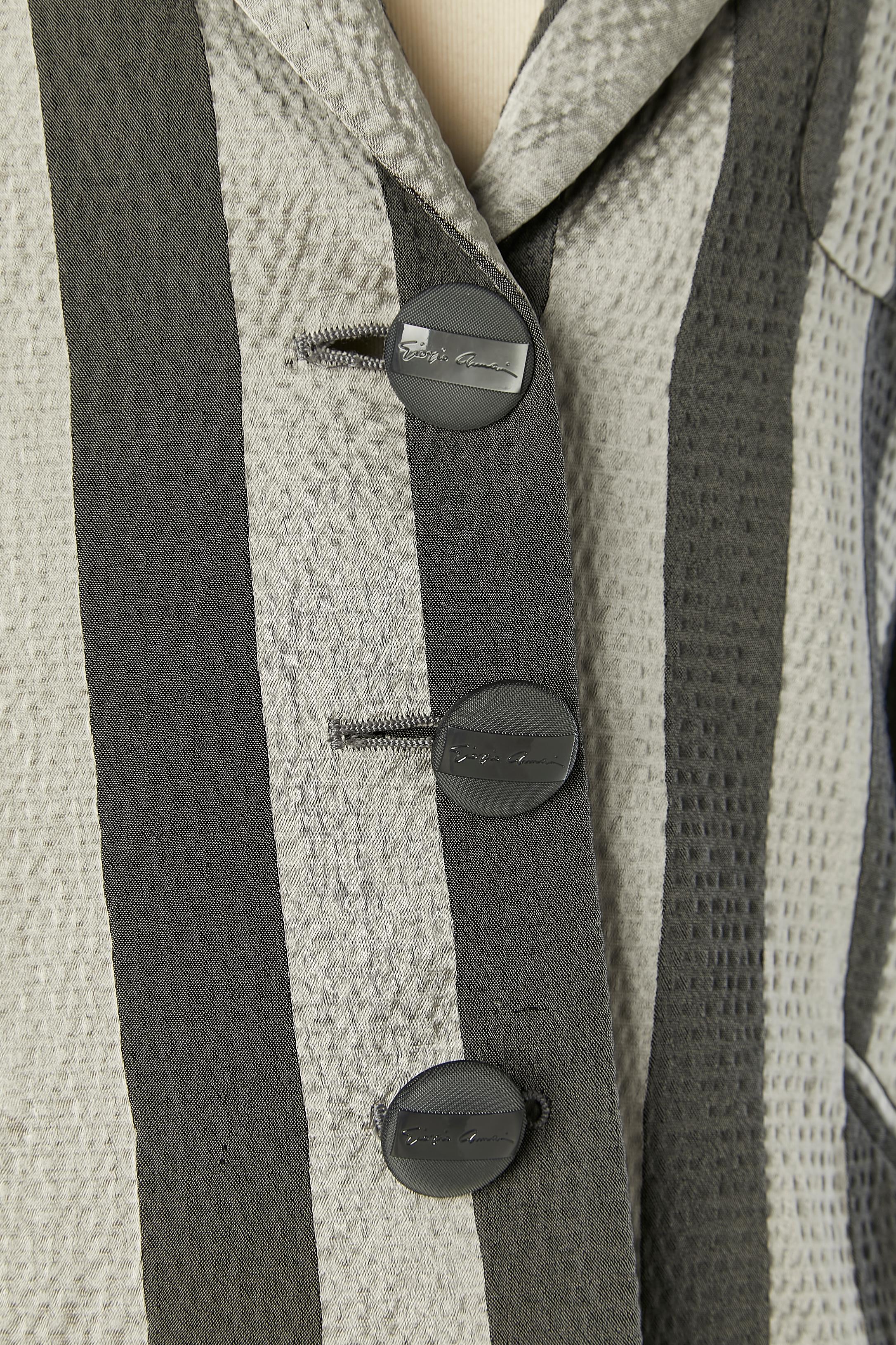 Veste rayée à simple boutonnage et boutons de marque. Composition du tissu principal : 46% rayonne, 45% coton, 9% acrylique. Doublure : acétate et rayonne. Pad d'épaule. 2 fentes sur le côté du bas du dos.
TAILLE 40 (It) 36 (Fr) 6 (Us) 