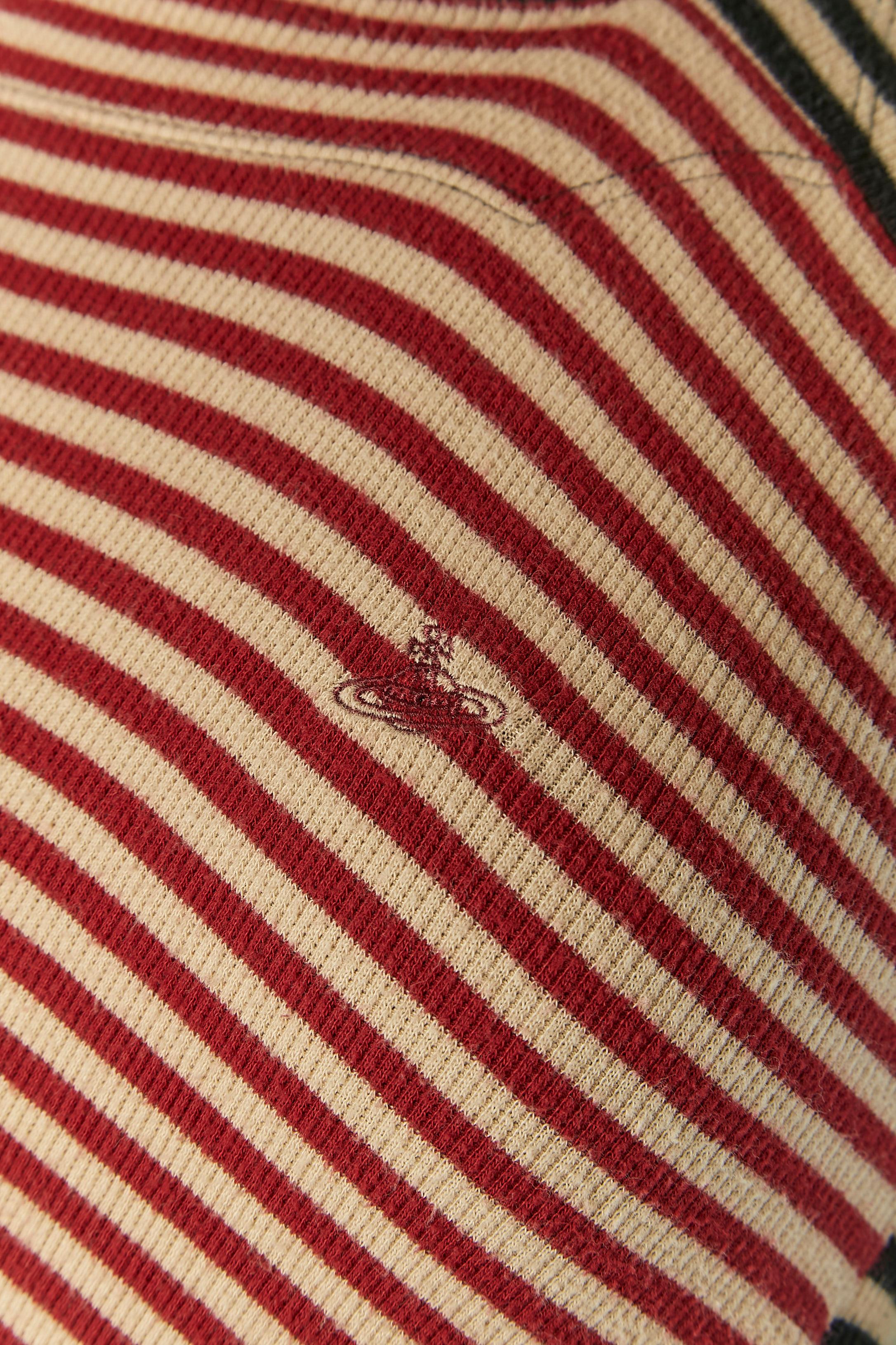 Gestreifter Pullover. Zusammensetzung des Stoffes: 96% Baumwolle, 4% Elastan. 
GRÖSSE S