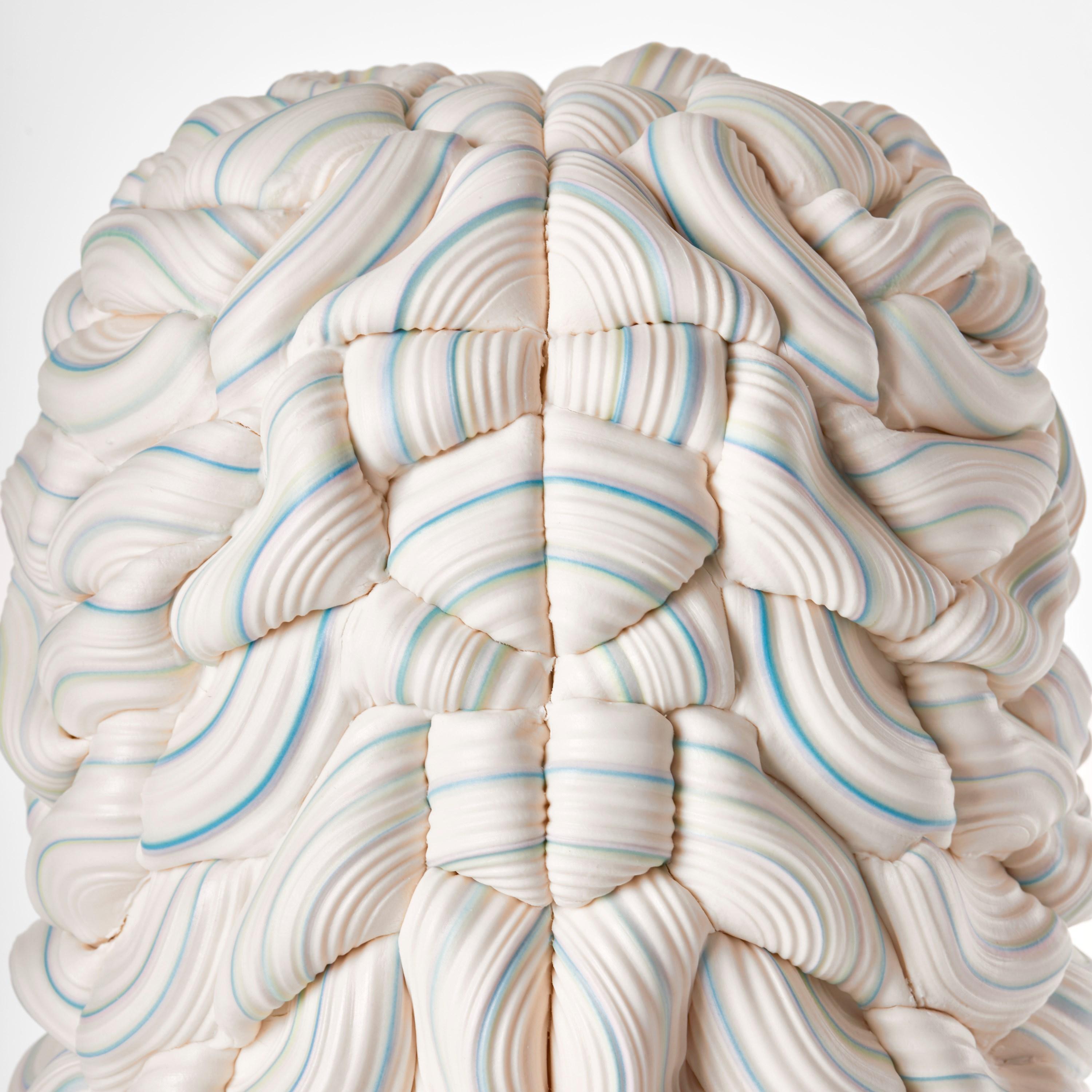 Gestreiftes Symmetrie Fold III, Aqua, Jade und weißes Porzellangefäß von Steven Edwards im Zustand „Neu“ im Angebot in London, GB