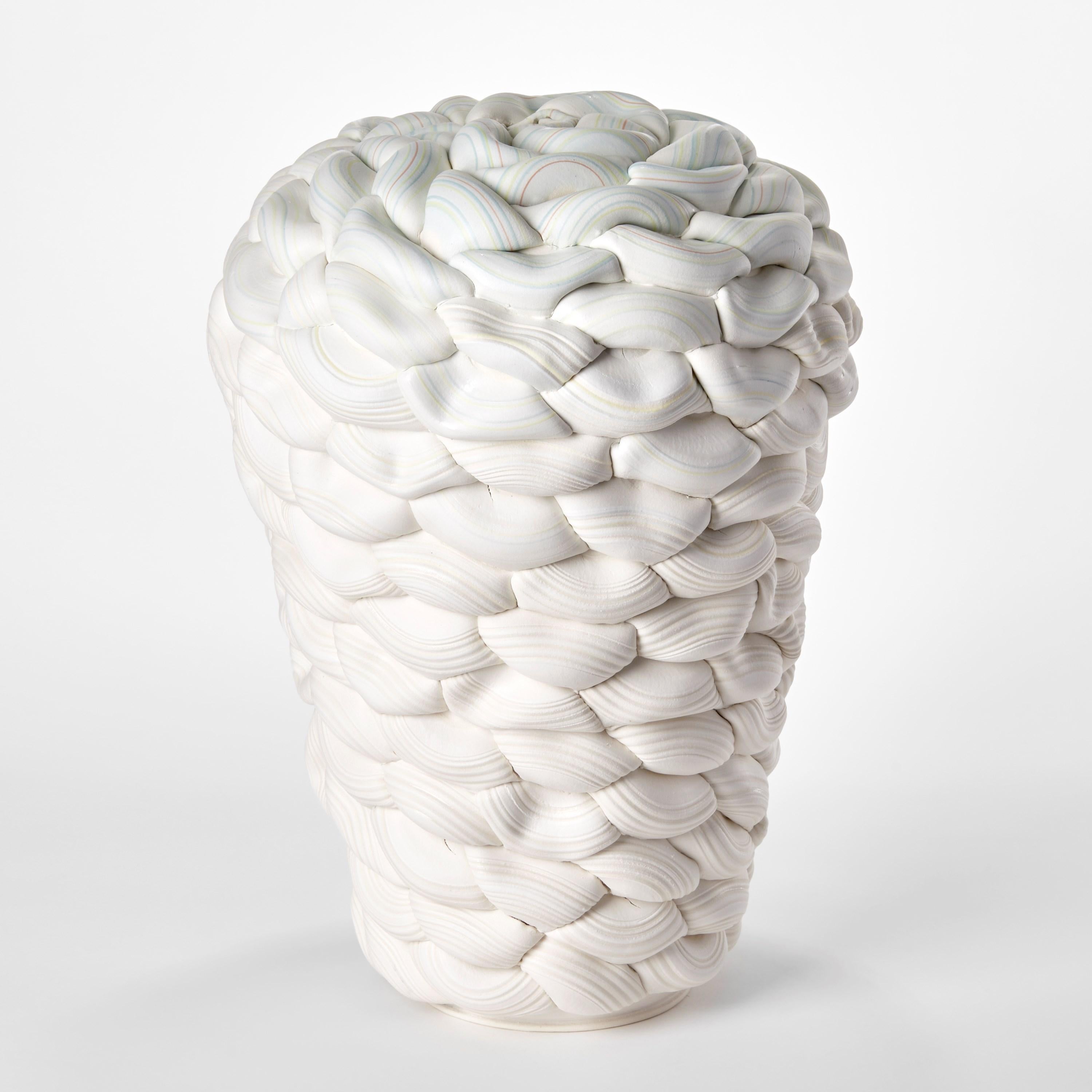Gestreiftes pariserisches Porzellangefäß mit Symmetriefalt V, weiß und aqua gestreift, von Steven Edwards (Organische Moderne) im Angebot