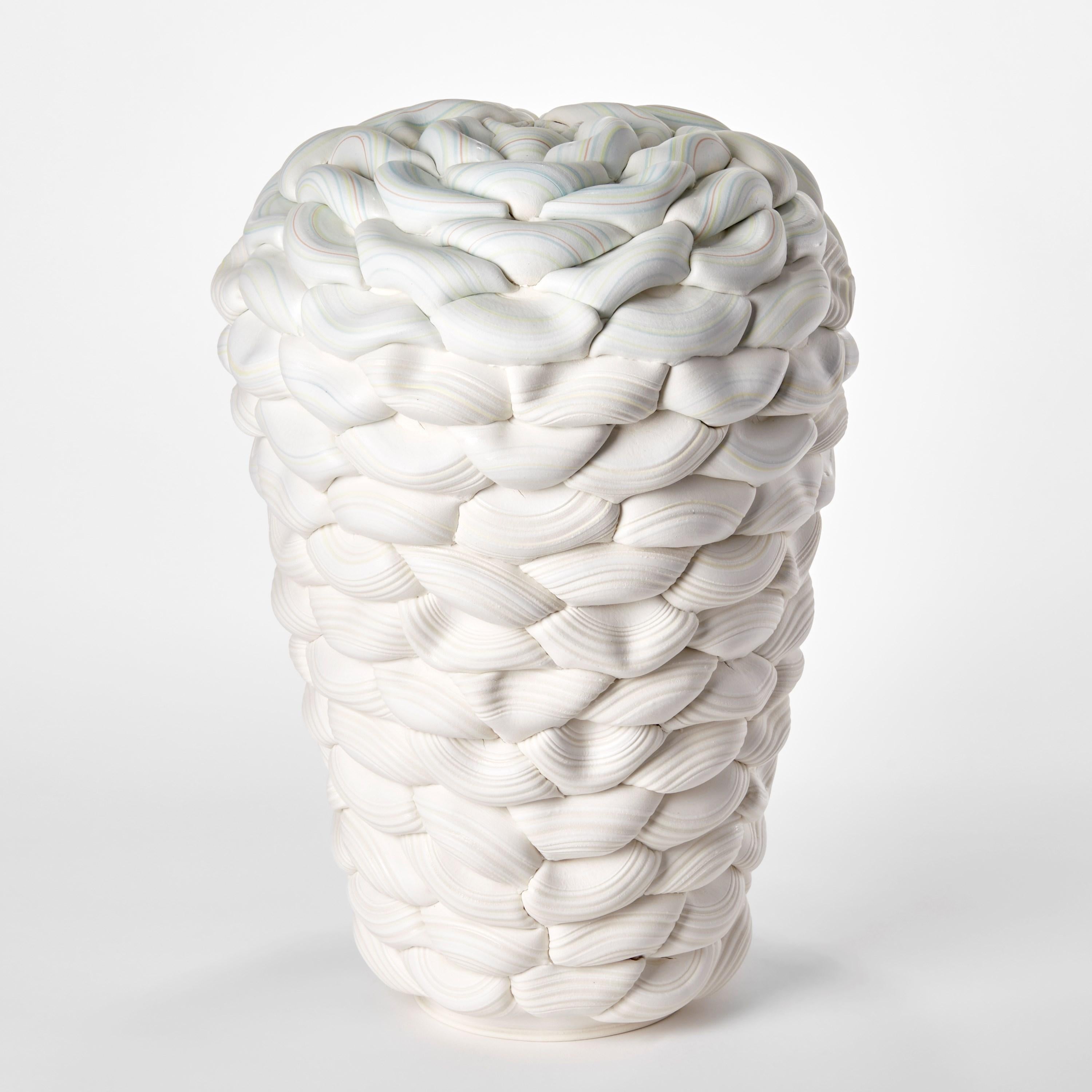 Gestreiftes pariserisches Porzellangefäß mit Symmetriefalt V, weiß und aqua gestreift, von Steven Edwards (Britisch) im Angebot