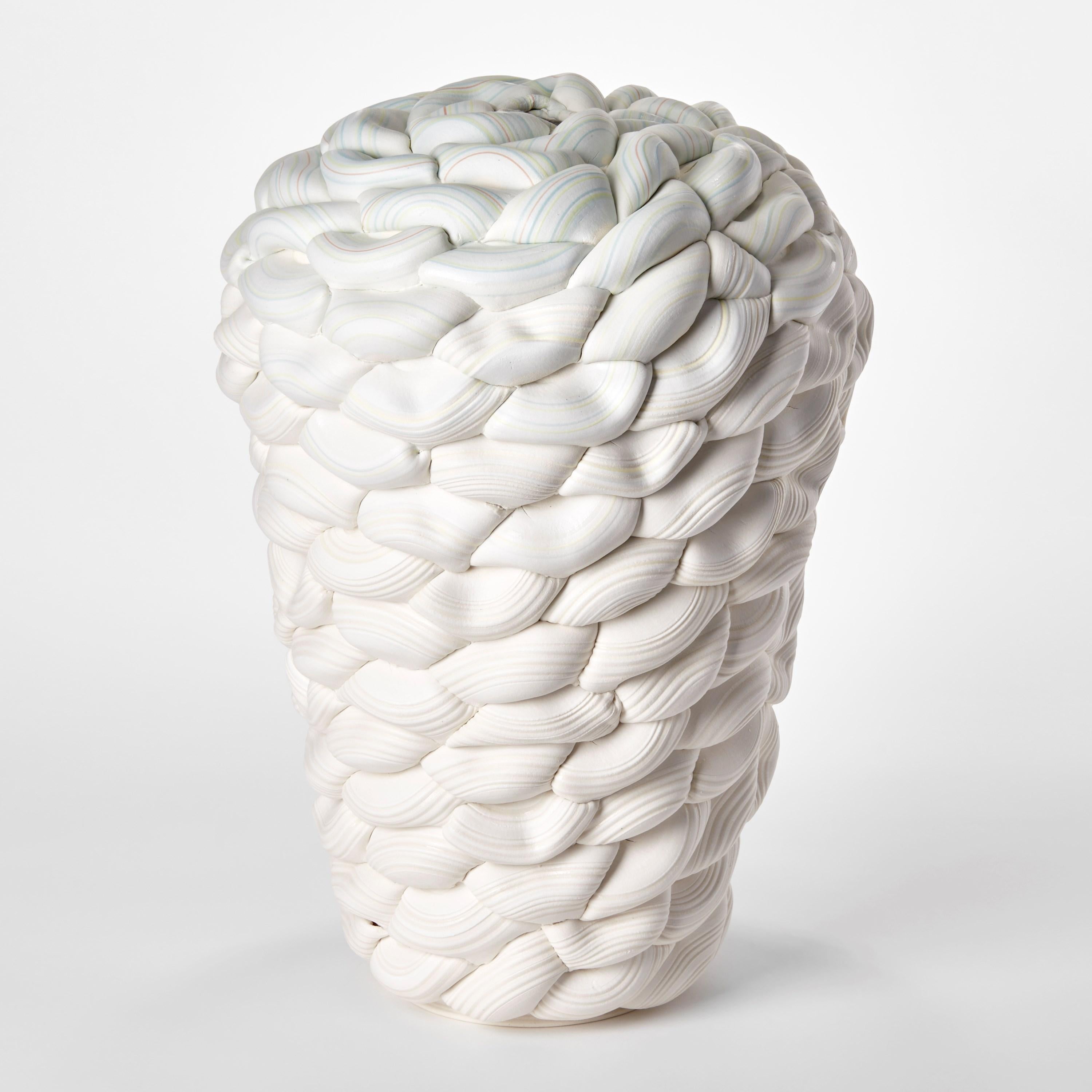 Gestreiftes pariserisches Porzellangefäß mit Symmetriefalt V, weiß und aqua gestreift, von Steven Edwards (Handgefertigt) im Angebot