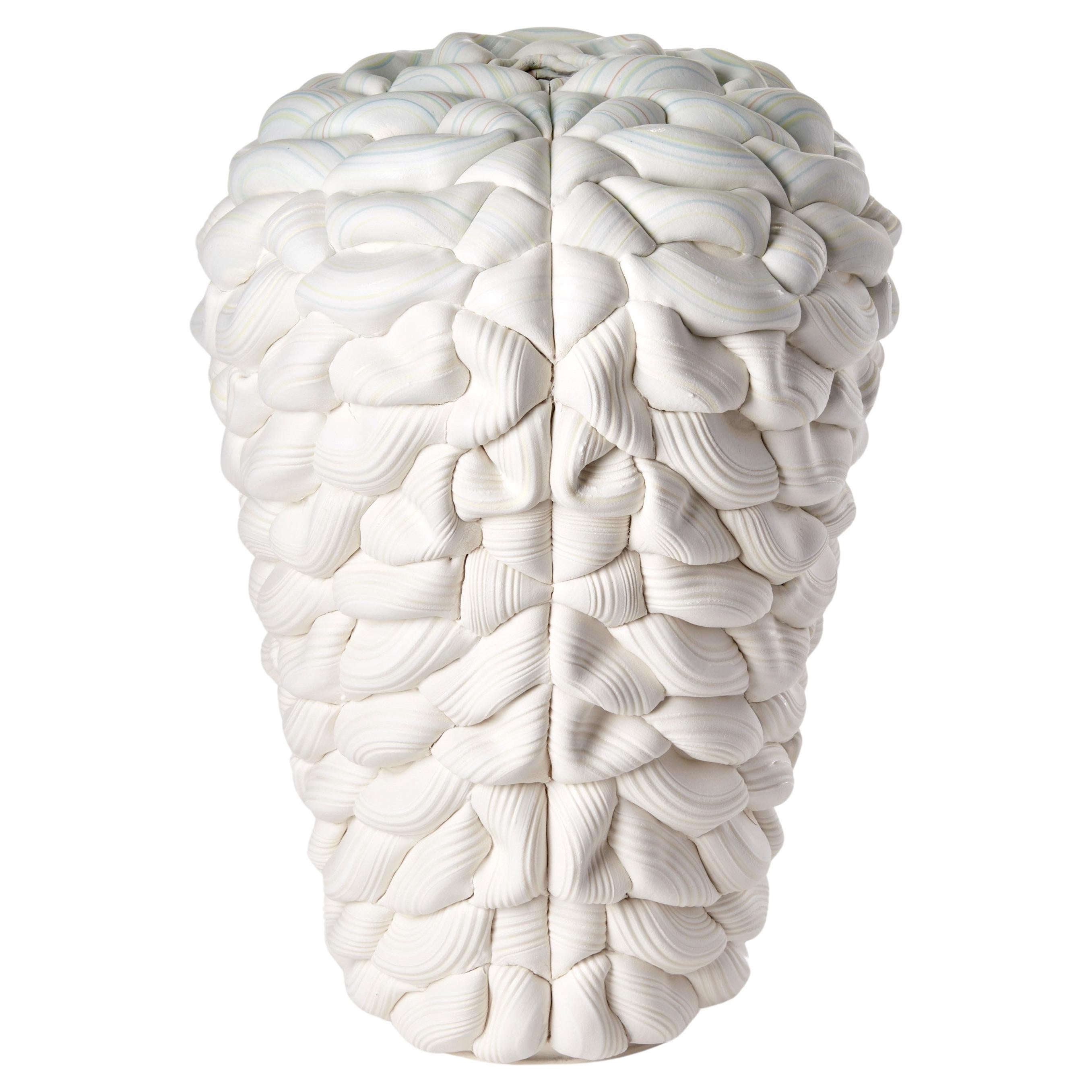 Gestreiftes pariserisches Porzellangefäß mit Symmetriefalt V, weiß und aqua gestreift, von Steven Edwards im Angebot