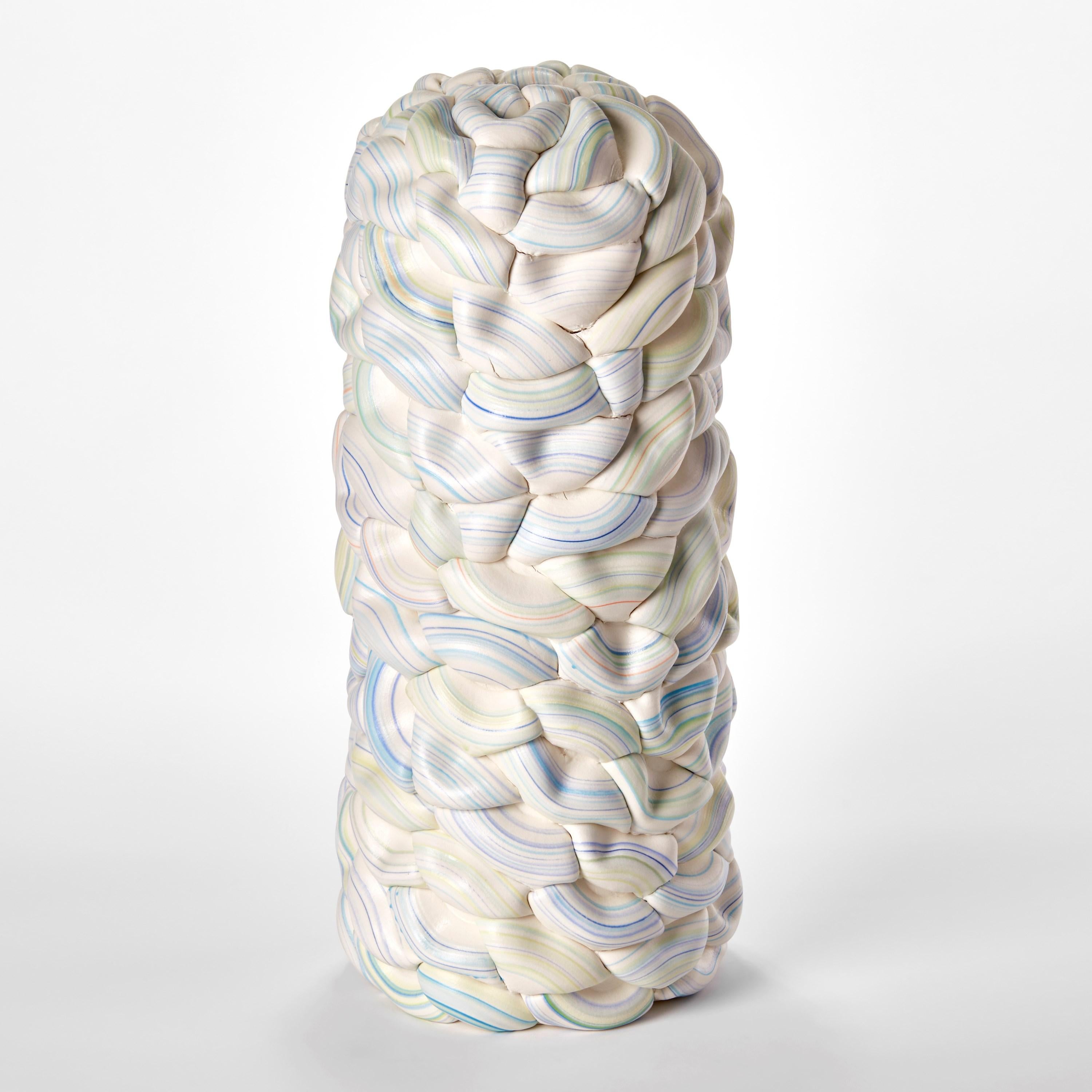 Fatto a mano Foldes, vaso in ceramica bianca, blu e gialla di Steven Edwards in vendita