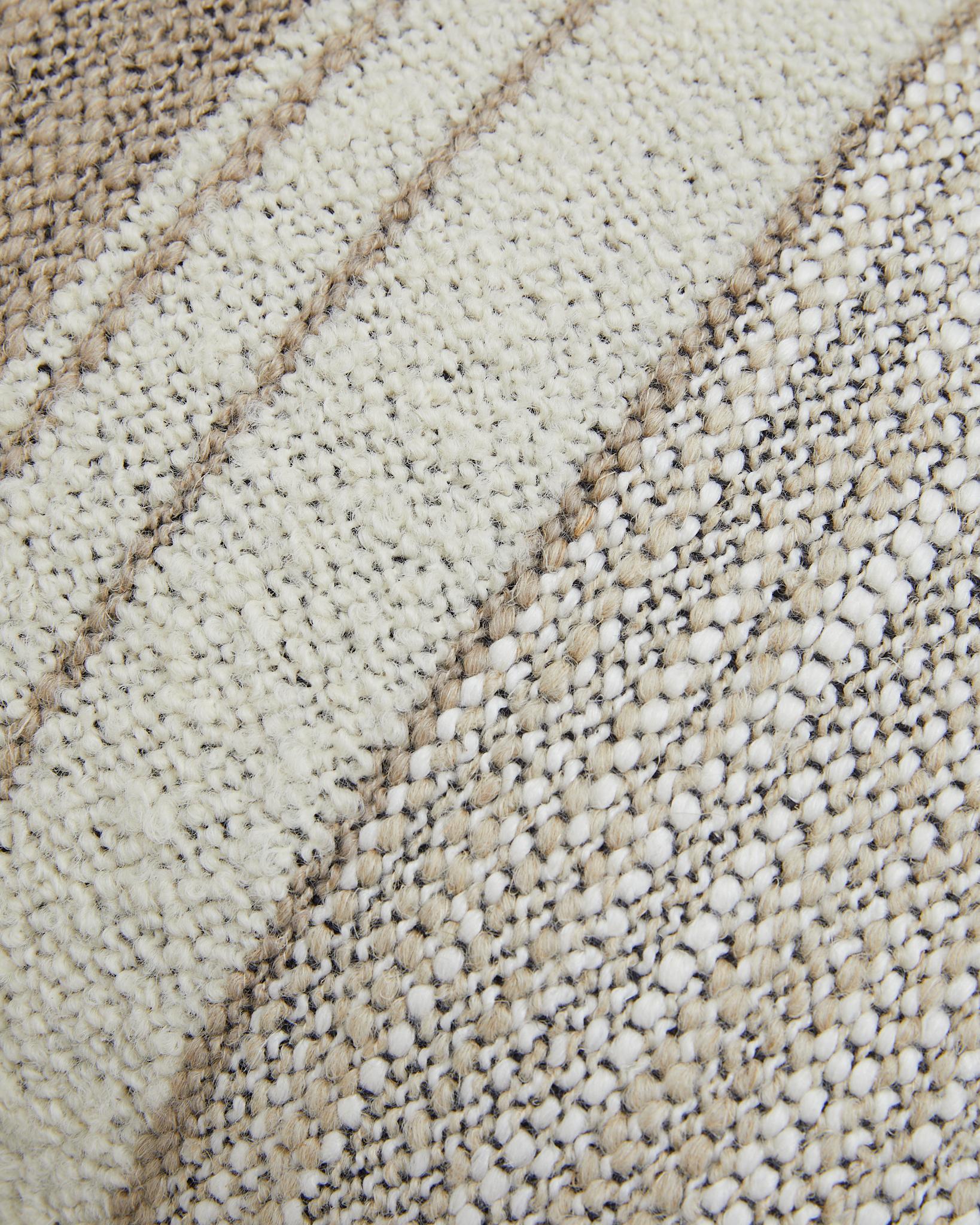 Moderno Cuscino a righe in misto lana e lino di colore beige 70x40 cm. in vendita