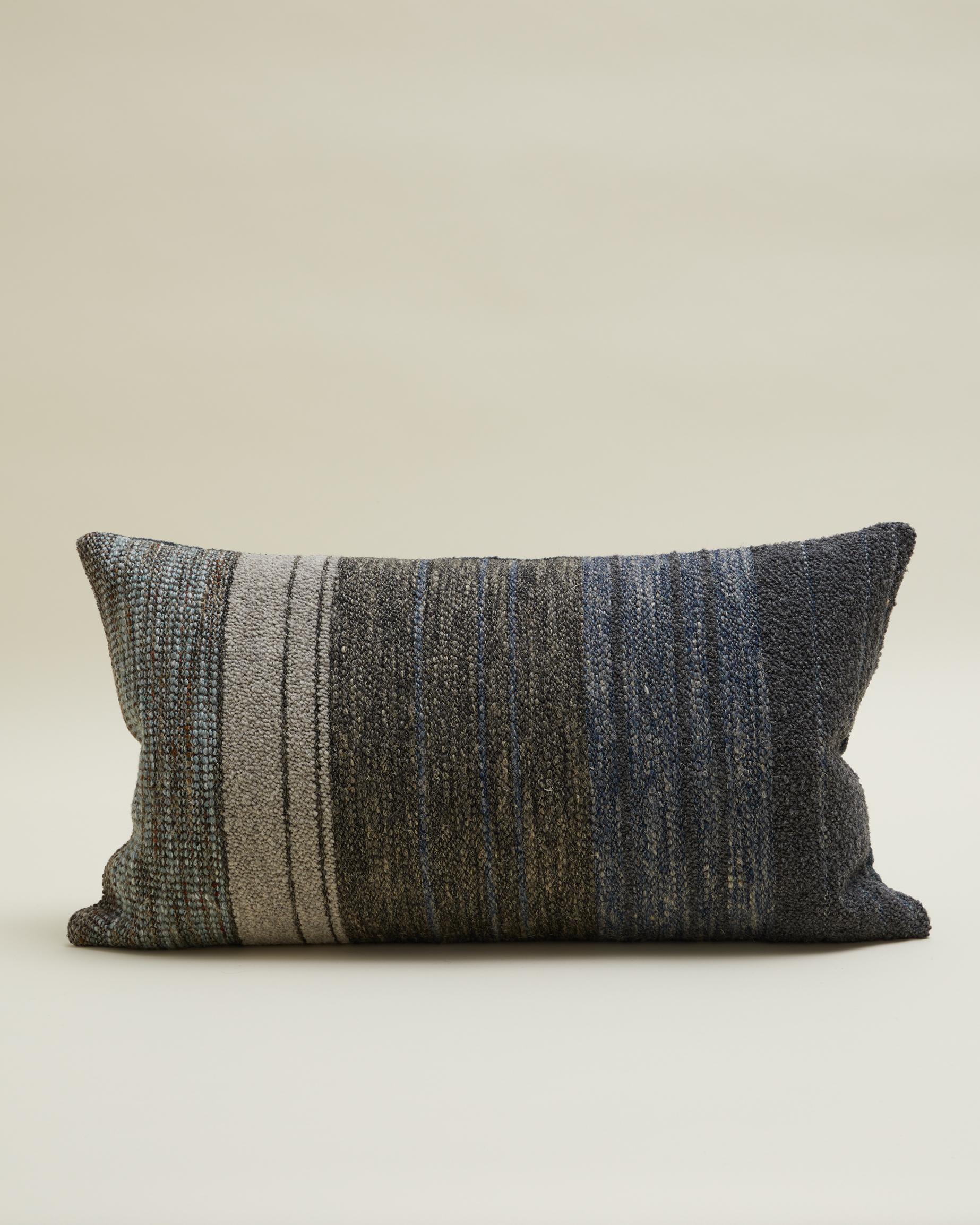 Cuscino a righe in misto lana e lino BIM nei colori blu e grigio. 
Dimensioni 70x40 cm
Realizzato a mano in Svezia.

Composizione anteriore: 33%LI, 32%WO, 26%CO, 5%PES, 2%PC, 1%PA, 1%VI. 
Prodotto in Belgio 
Composizione posteriore: 39%CO, 24%VI,