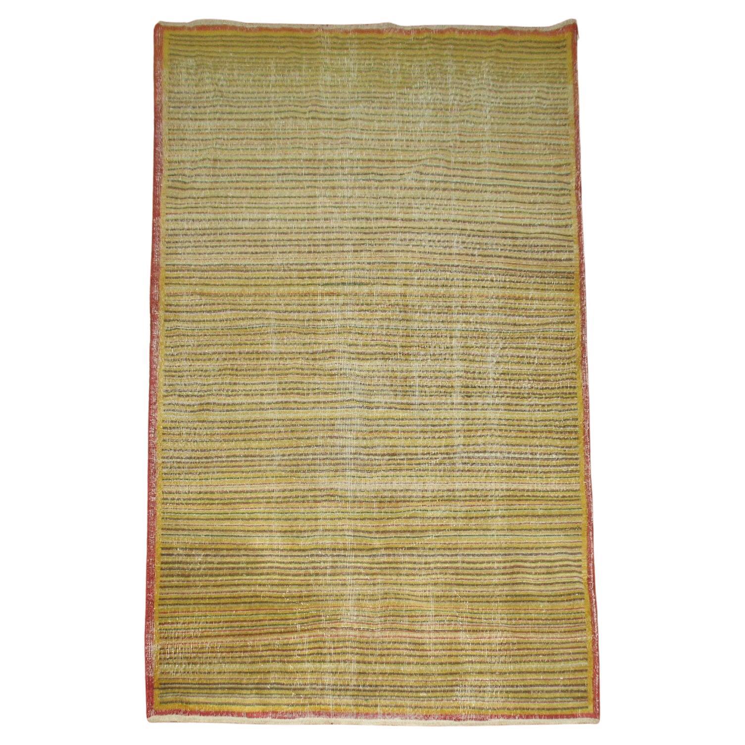 Handgefertigter türkischer Deko-Teppich aus der Mitte des Jahrhunderts.

Maße: 4'10'' x 8'3''.