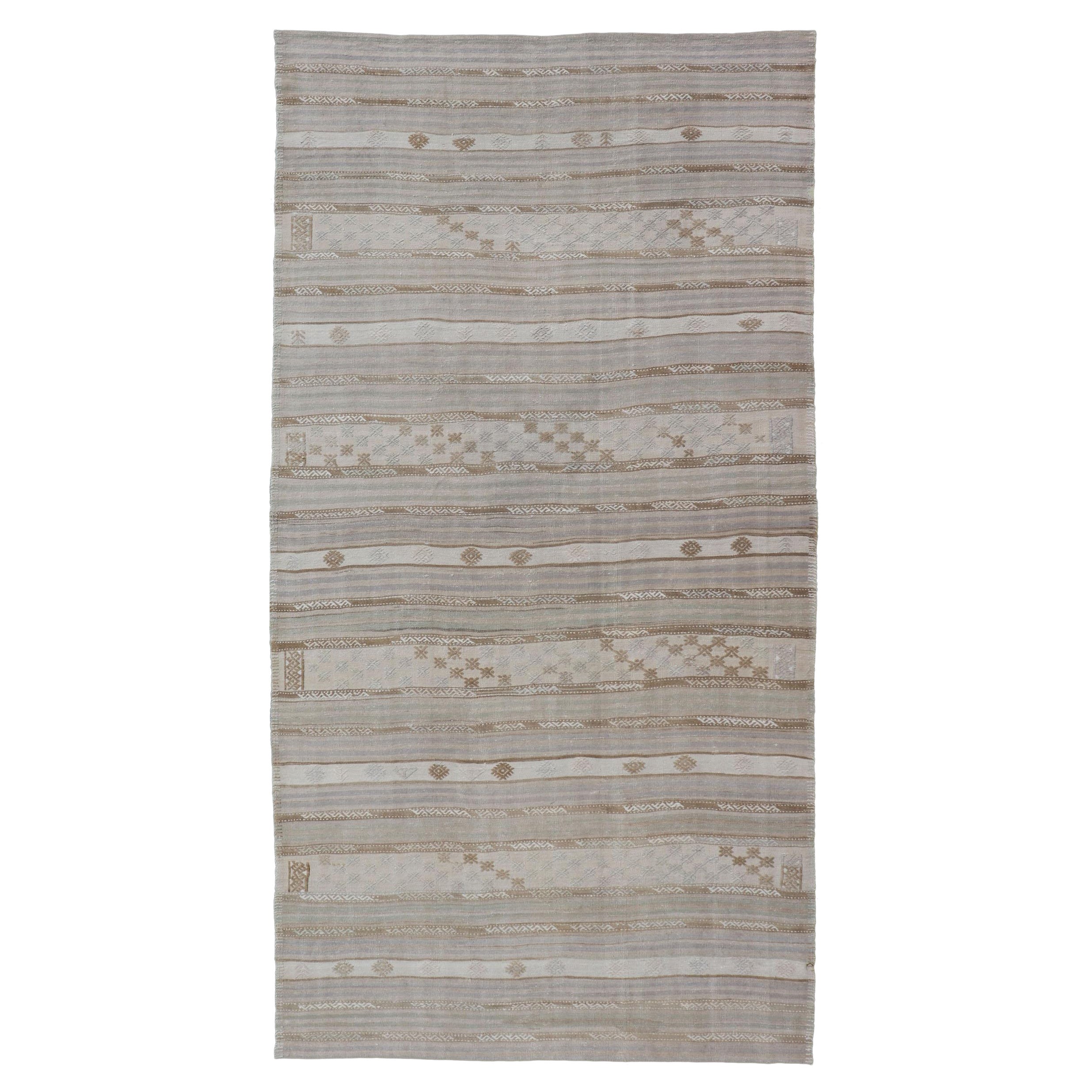 Kilim turco a righe a trama piatta con colori tenui e motivi tribali