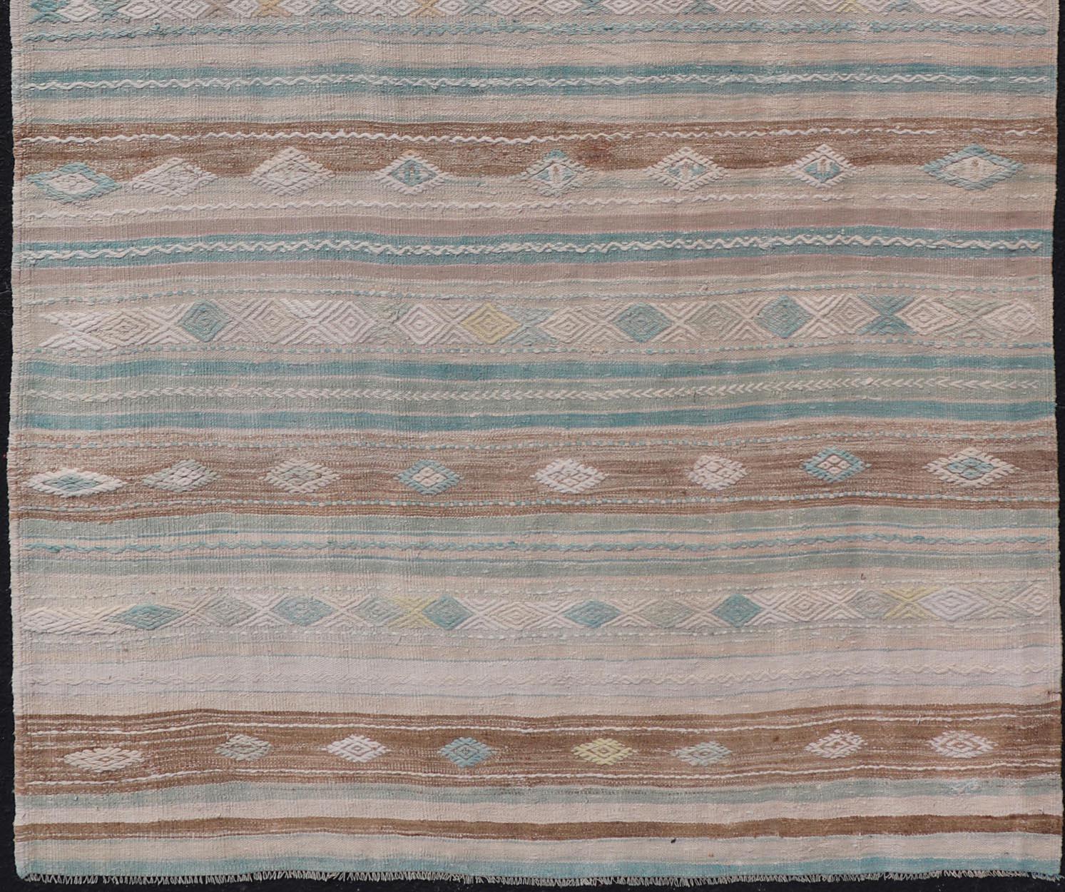 Turkish Kilim vintage carpet in light taupe, seafoam greenish color, light brown, and cream,
Keivan Woven Arts / rug EN-13956, country of origin / type: Turkey / Kilim, circa 1950

Measures: 5'2 x 9'8.