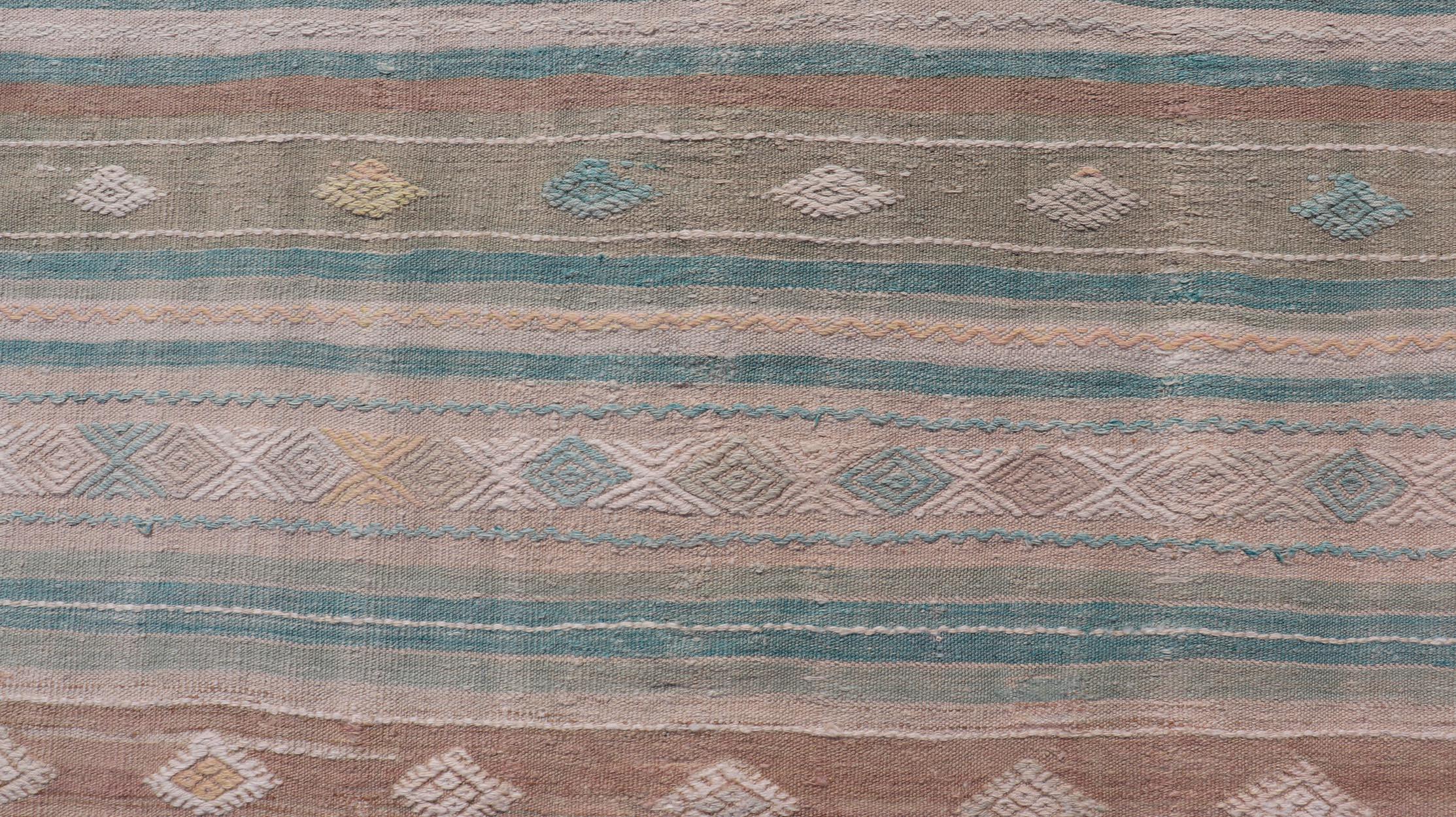 Gestreifter türkischer handgewebter Flachgewebe-Kelim in gedrechselten Farben und Stammesmotiven (Wolle) im Angebot