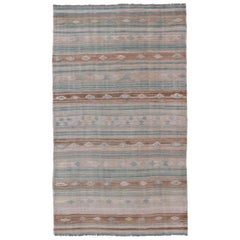 Kilim turco a righe tessuto a mano a trama piatta con colori tenui e motivi tribali