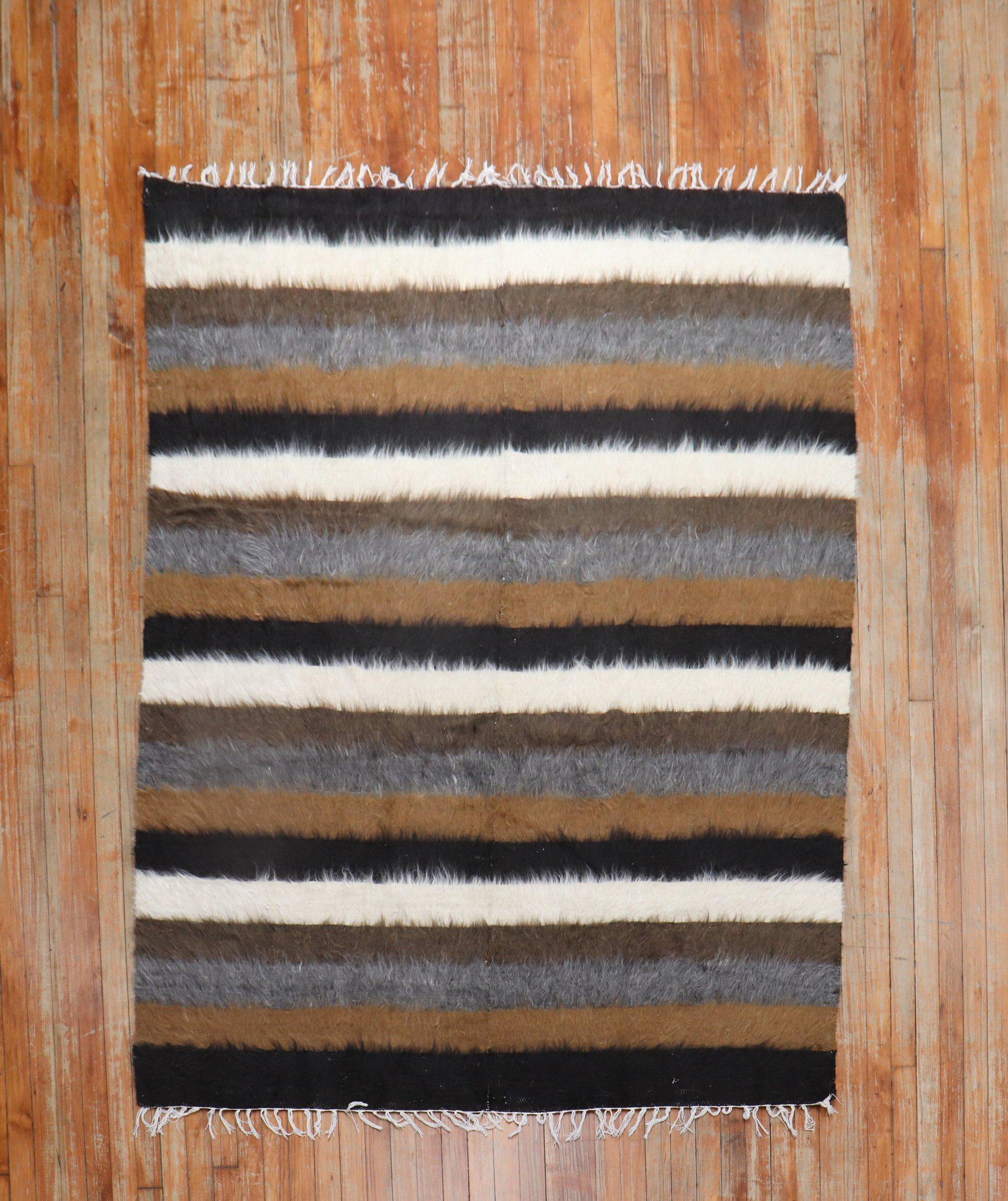 Ein türkischer Mohair-Sirt-Teppich aus der Mitte des 20. Jahrhunderts, gewebt aus Mohairwolle. Diese Stücke sind von traditionellen Stammeswebereien inspiriert, werden aber hauptsächlich zu dekorativen Zwecken verwendet und haben einen starken