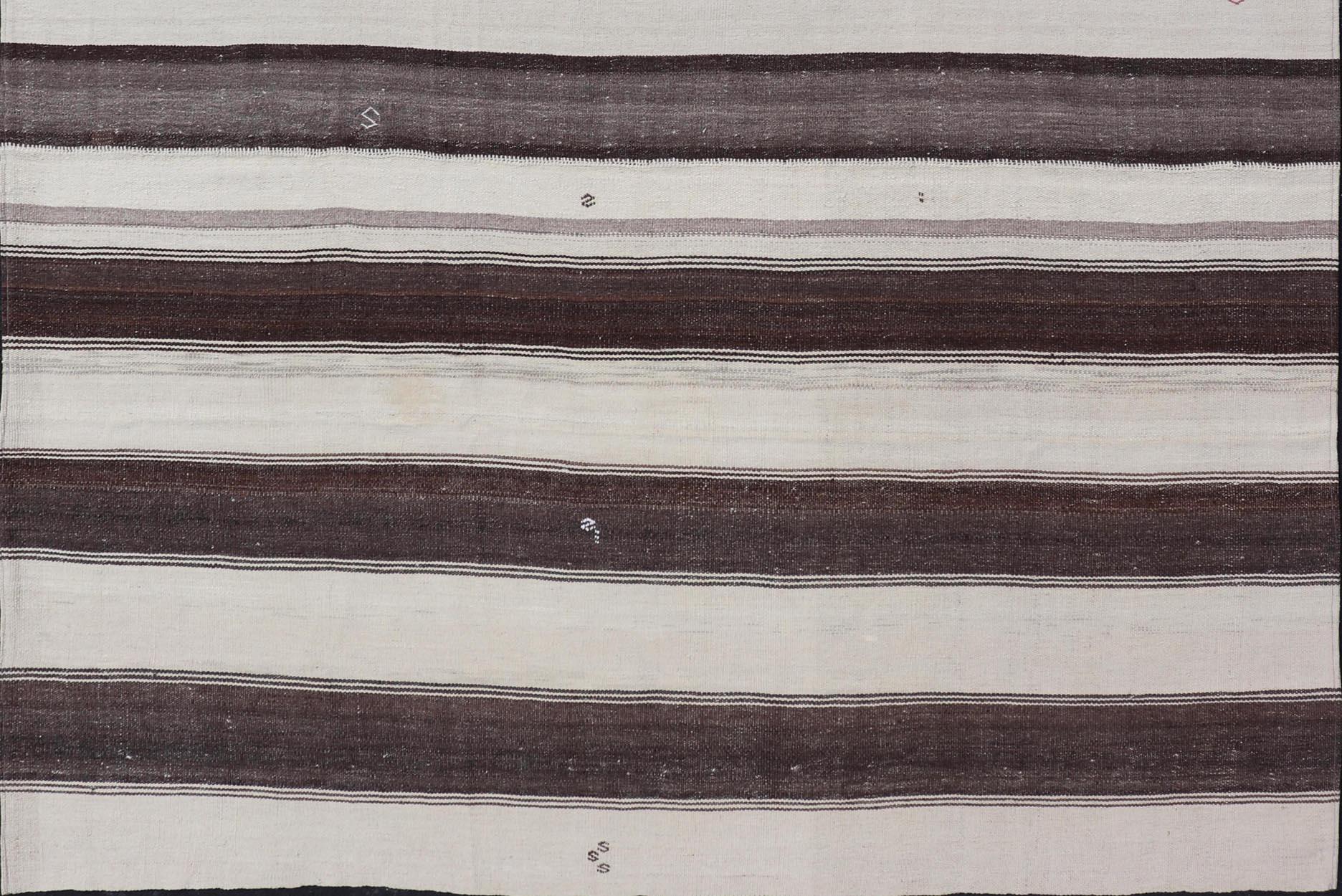 Tissé à la main Tapis turc rayé à armure plate Kilim Vintage en Brown, Mocha et Ivory en vente