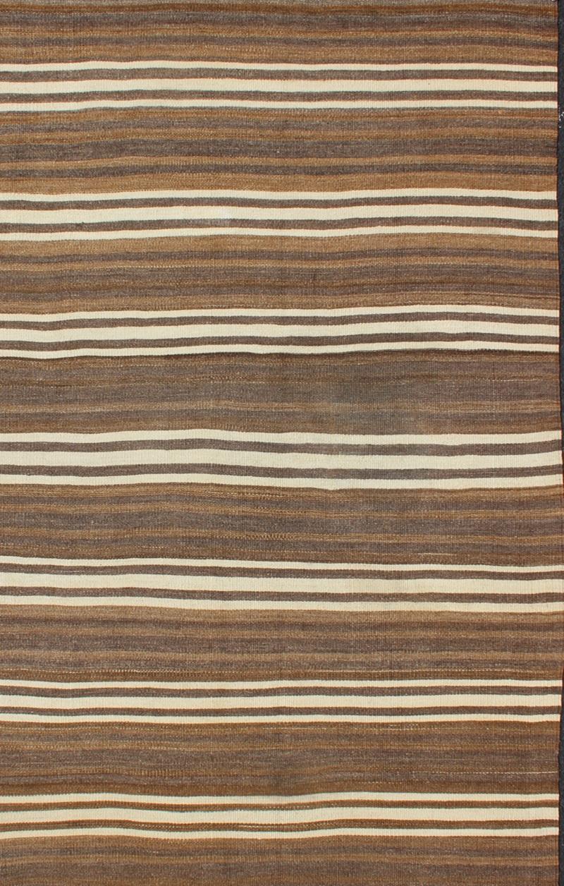 Noué à la main Tapis Kilim turc vintage rayé à tissage plat en brun et ivoire en vente