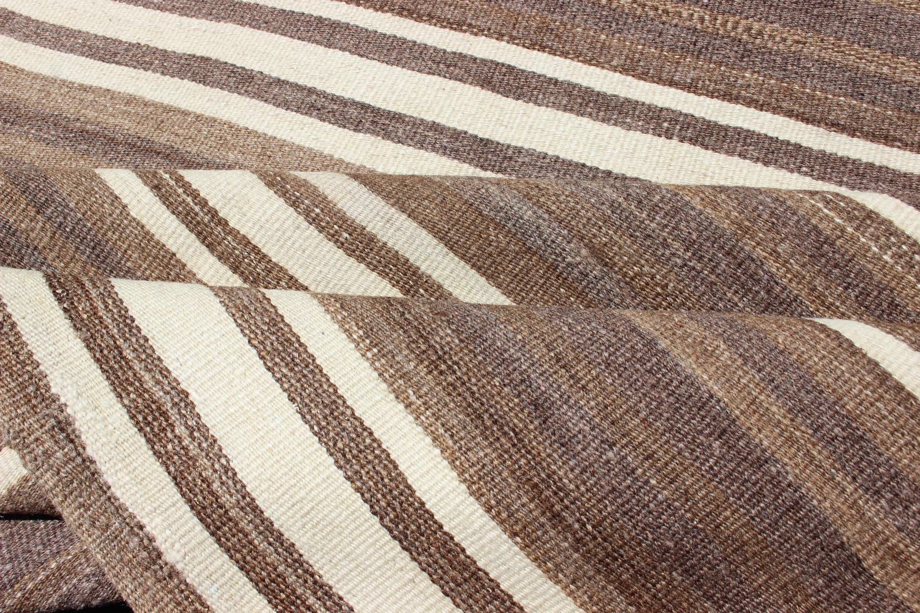 Tapis Kilim turc vintage rayé à tissage plat en brun et ivoire Bon état - En vente à Atlanta, GA