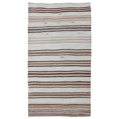 Tapis Kilim turc vintage rayé à tissage plat en forme de brun, taupe et ivoire