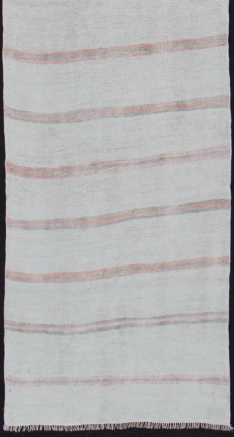 Gestreifter türkischer flachgewebter Vintage-Kelim-Teppich in weichen Rot- und Cremetönen (Türkisch) im Angebot