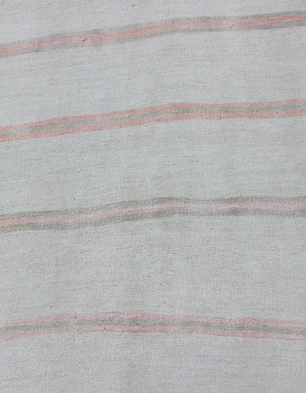 Gestreifter türkischer flachgewebter Vintage-Kelim-Teppich in weichen Rot- und Cremetönen im Angebot 1