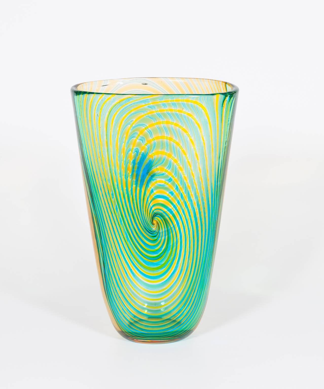 italien Vase rayé en verre de Murano soufflé vert orange et bleu clair, années 1990, Italie en vente