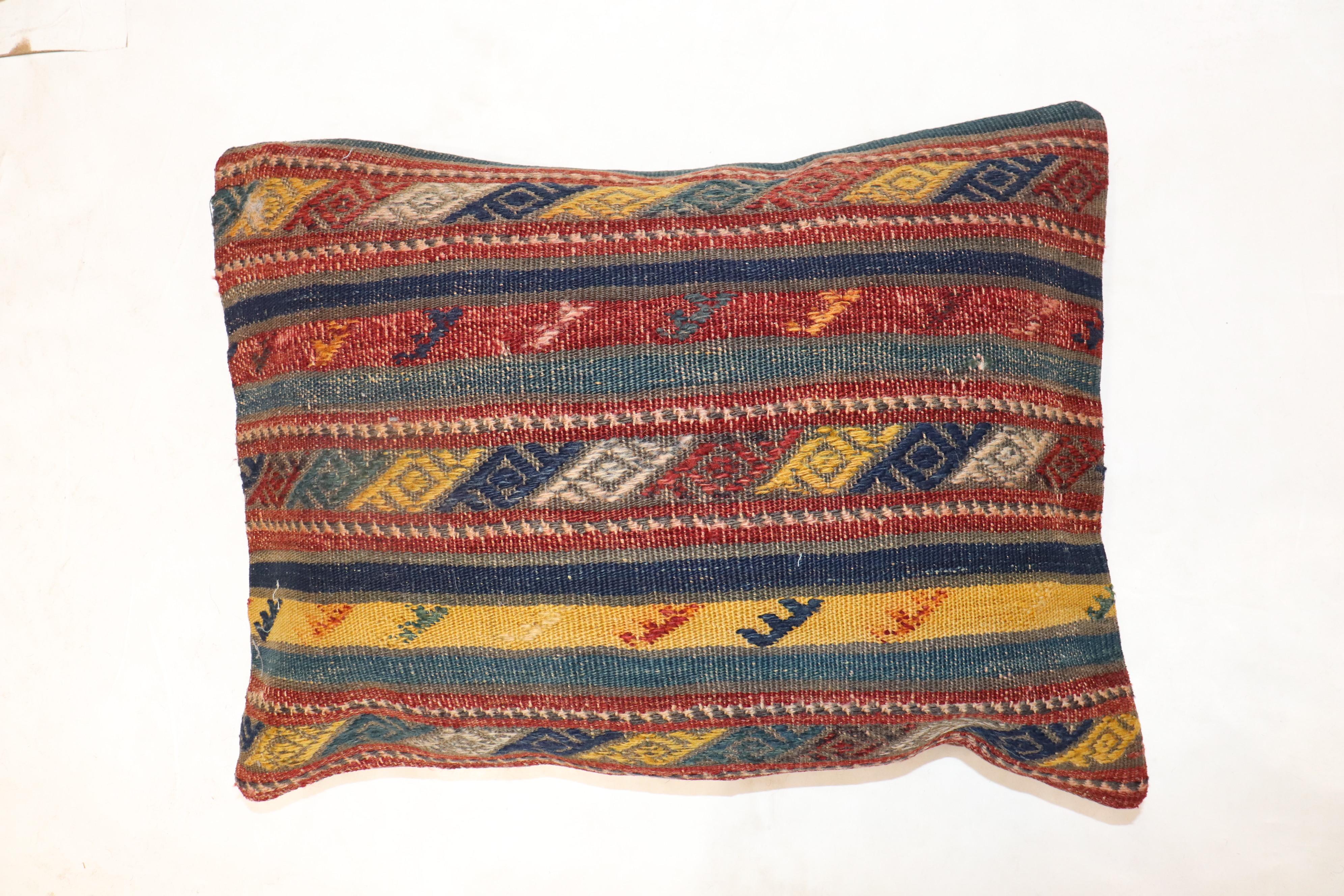 Kissen aus einem alten türkischen Kelim mit Baumwollrücken. Mit Reißverschluss und Schaumstoffeinlage. 

Maße: 16'' x 21''.