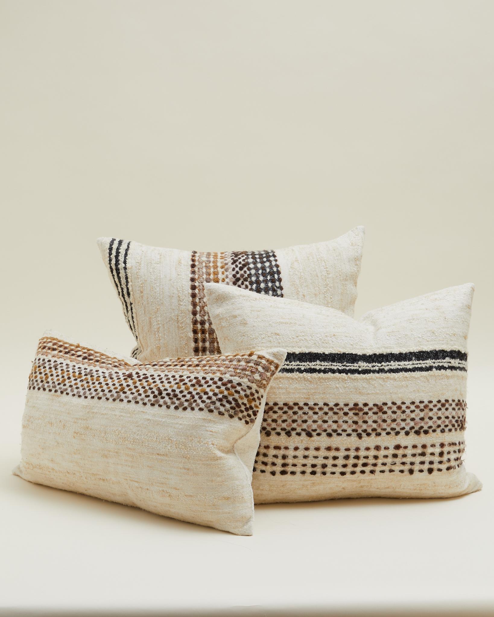 Tissage Coussin scandinave vintage rayé en laine crème 70x40 cm en vente
