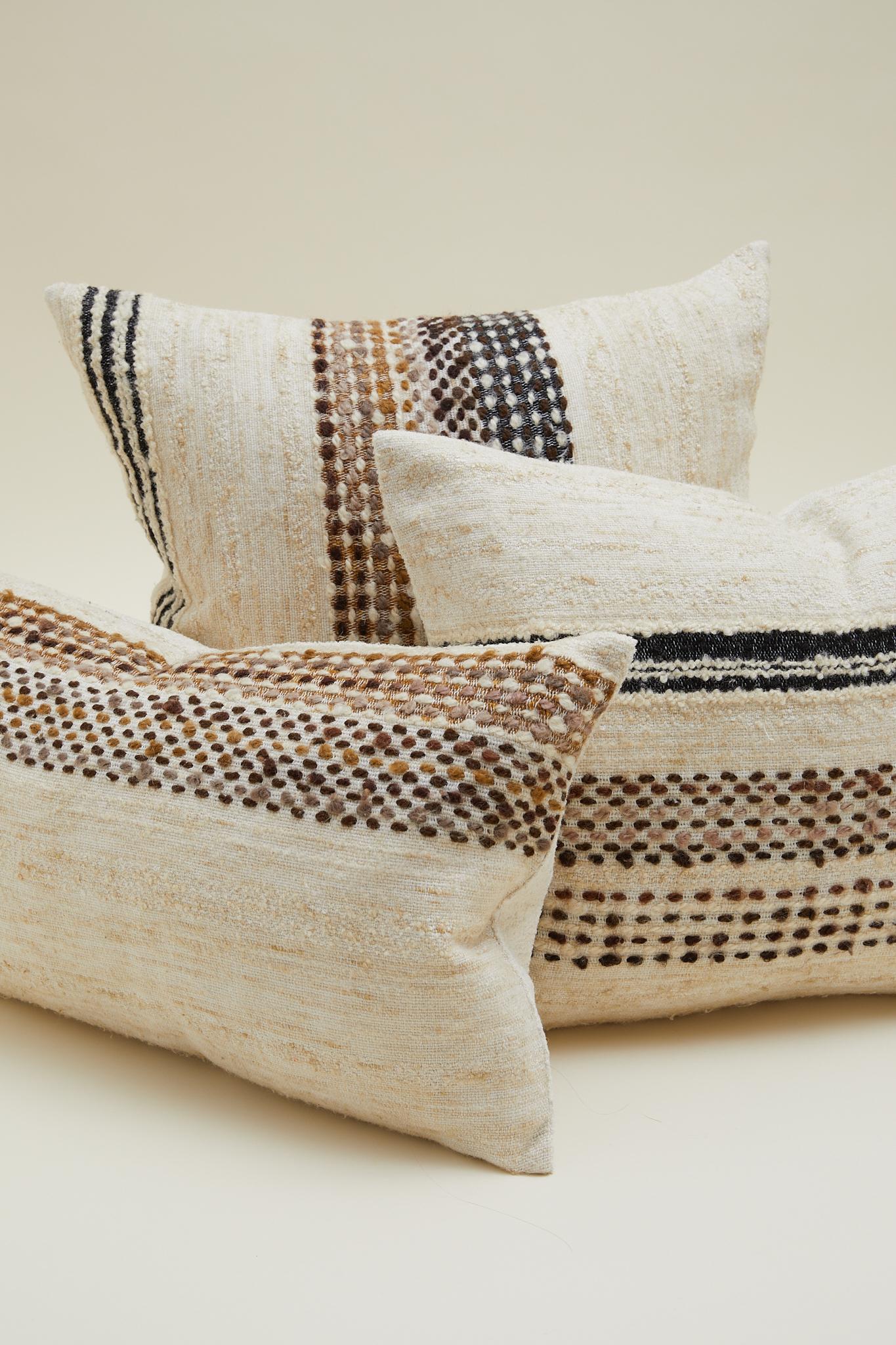 Gestreiftes Vintage-Kissen aus skandinavischem Wollstoff in Creme 60x50 cm (Gewebt) im Angebot