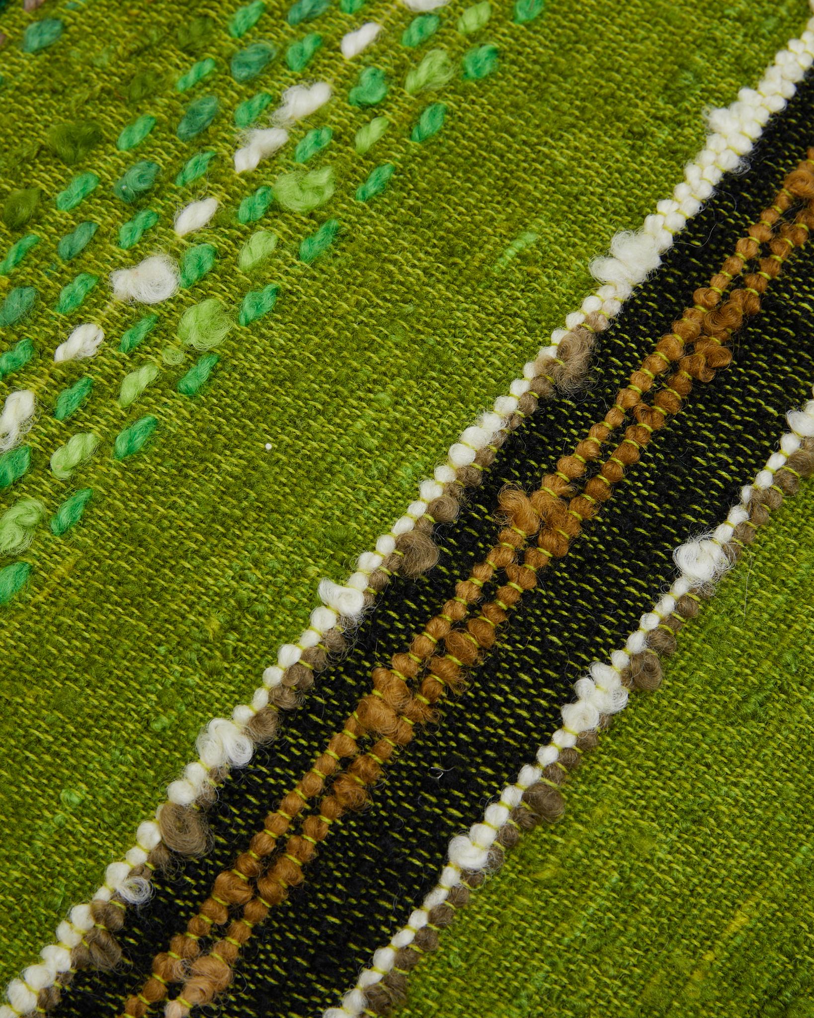 Cuscino a righe BONNI realizzato con un tessuto scandinavo vintage in lana nei colori Greene & Greene & Greene. Le stoffe hanno texture miste. 
Ogni cuscino è unico. 
Dimensioni: 60x50cm
Realizzato a mano in Svezia.

Composizione: Lana vintage.