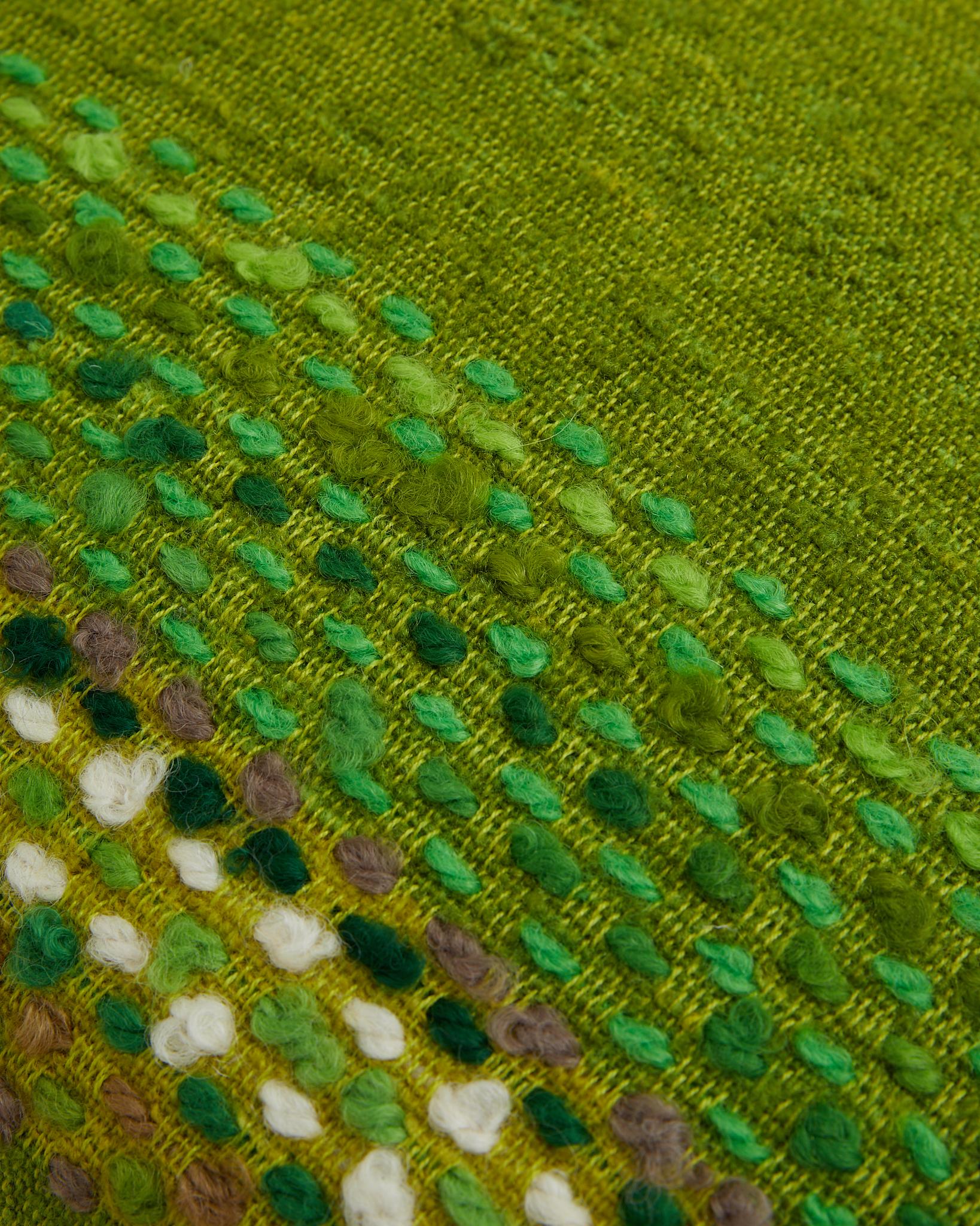 Cuscino a righe BONNI realizzato con un tessuto scandinavo vintage in lana nei colori Greene & Greene & Greene. Le stoffe hanno texture miste. 
Ogni cuscino è unico. 
Dimensioni: 60x60cm
Realizzato a mano in Svezia.

Composizione: Lana vintage.