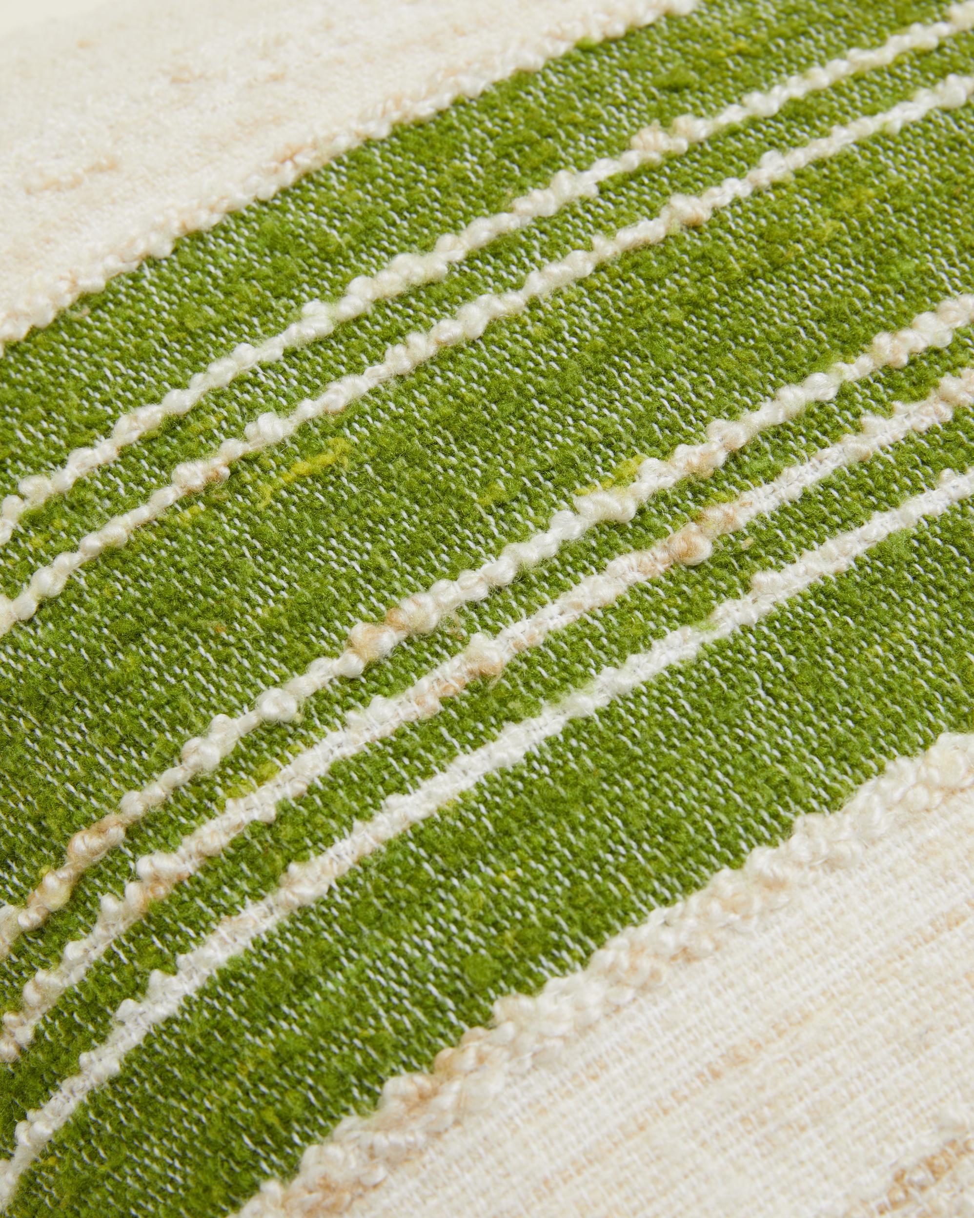 Coussin rayé BON fabriqué à partir de tissus scandinaves vintage en laine mélangée dans les couleurs Vert, Crème et Beige. Les tissus ont des textures mixtes. 
Chaque oreiller est unique. 
Taille : 60x50cm
Fabriqué à la main en Suède.

Composition