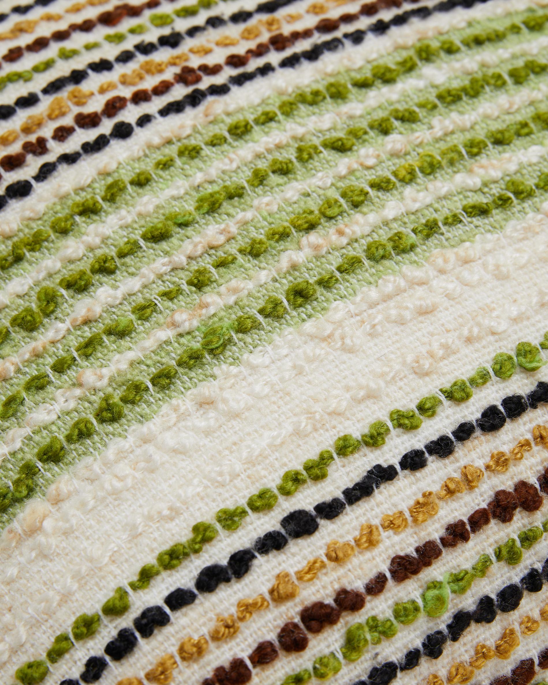 Cuscino a righe BON realizzato con un tessuto scandinavo vintage in misto lana nei colori verde, crema e beige. Le stoffe hanno texture miste. 
Ogni cuscino è unico. 
Dimensioni: 60x60cm
Realizzato a mano in Svezia.

Composizione frontale: Tessuto
