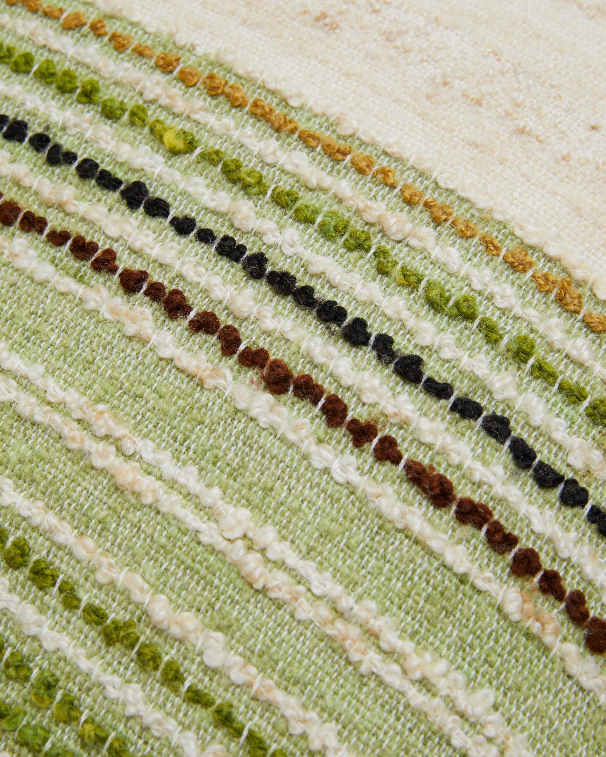Coussin rayé BON fabriqué à partir de tissus scandinaves vintage en laine mélangée dans les couleurs Vert, Crème et Beige. Les tissus ont des textures mixtes. 
Chaque oreiller est unique. 
Taille : 60x60cm
Fabriqué à la main en Suède.

Composition